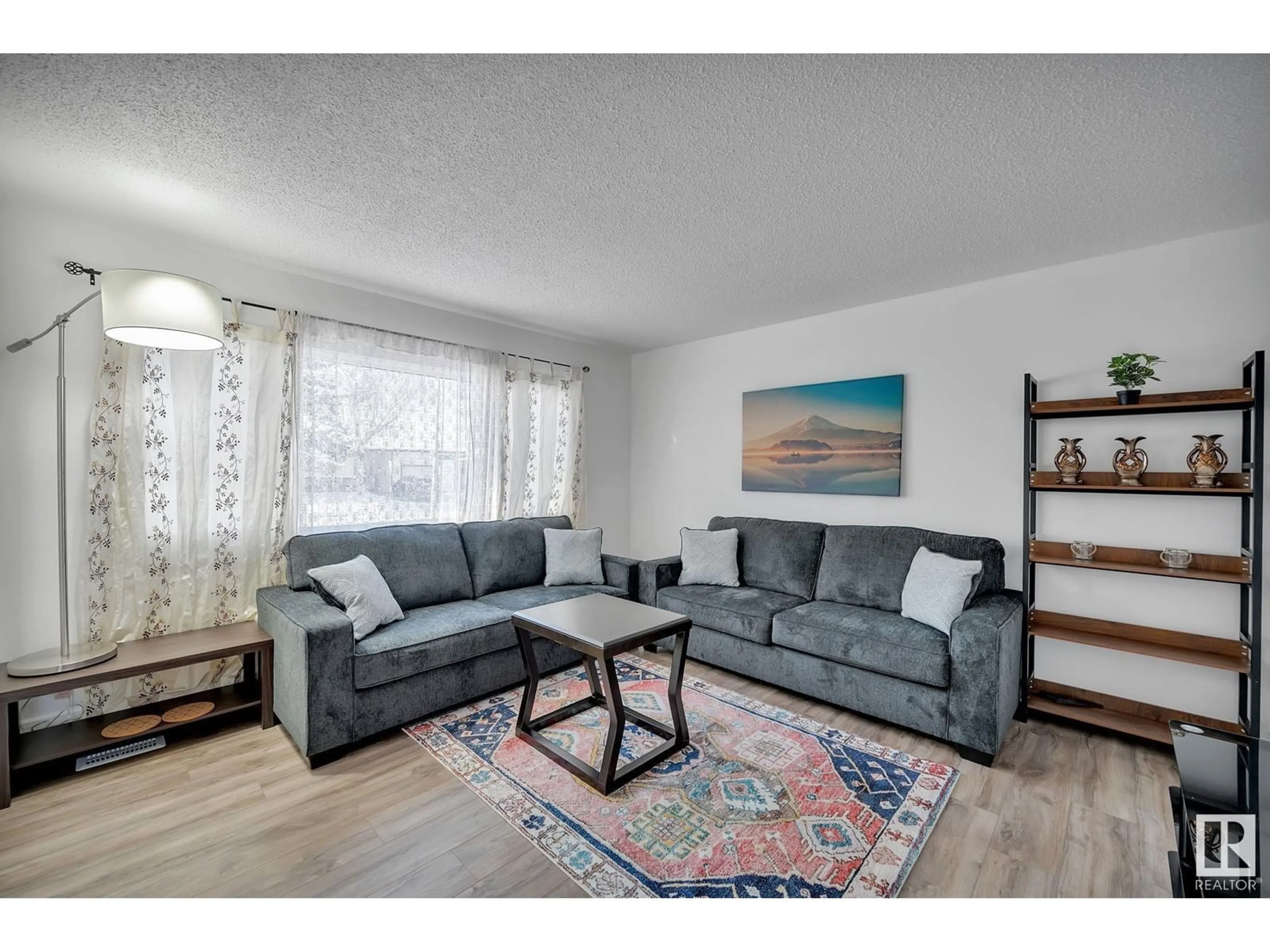 Living room, carpet floors for 13213 95 ST NW, Edmonton Alberta T5E3Y2