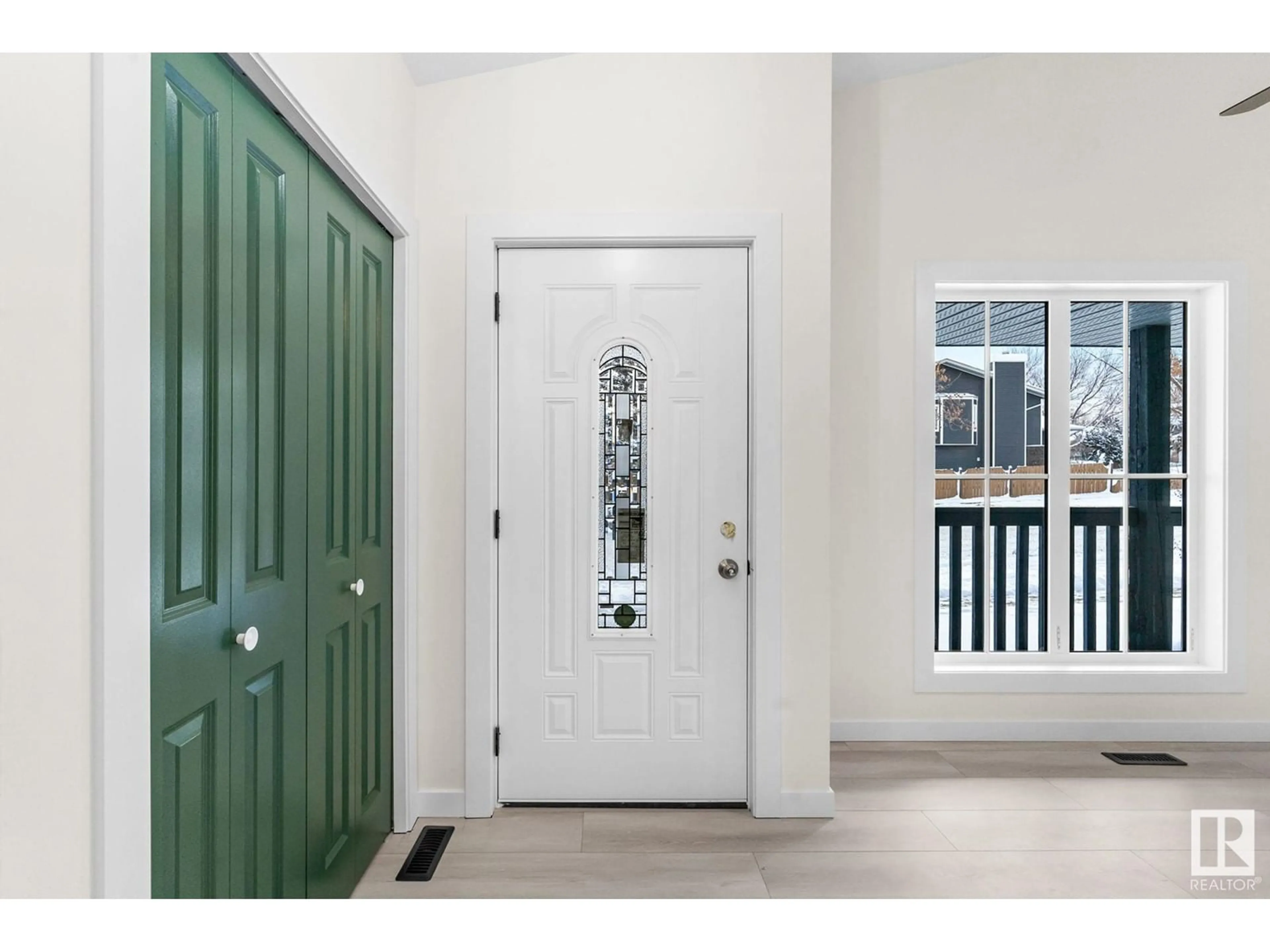 Indoor entryway, wood floors for 976 JIM COMMON Dr, Sherwood Park Alberta T8H1V1