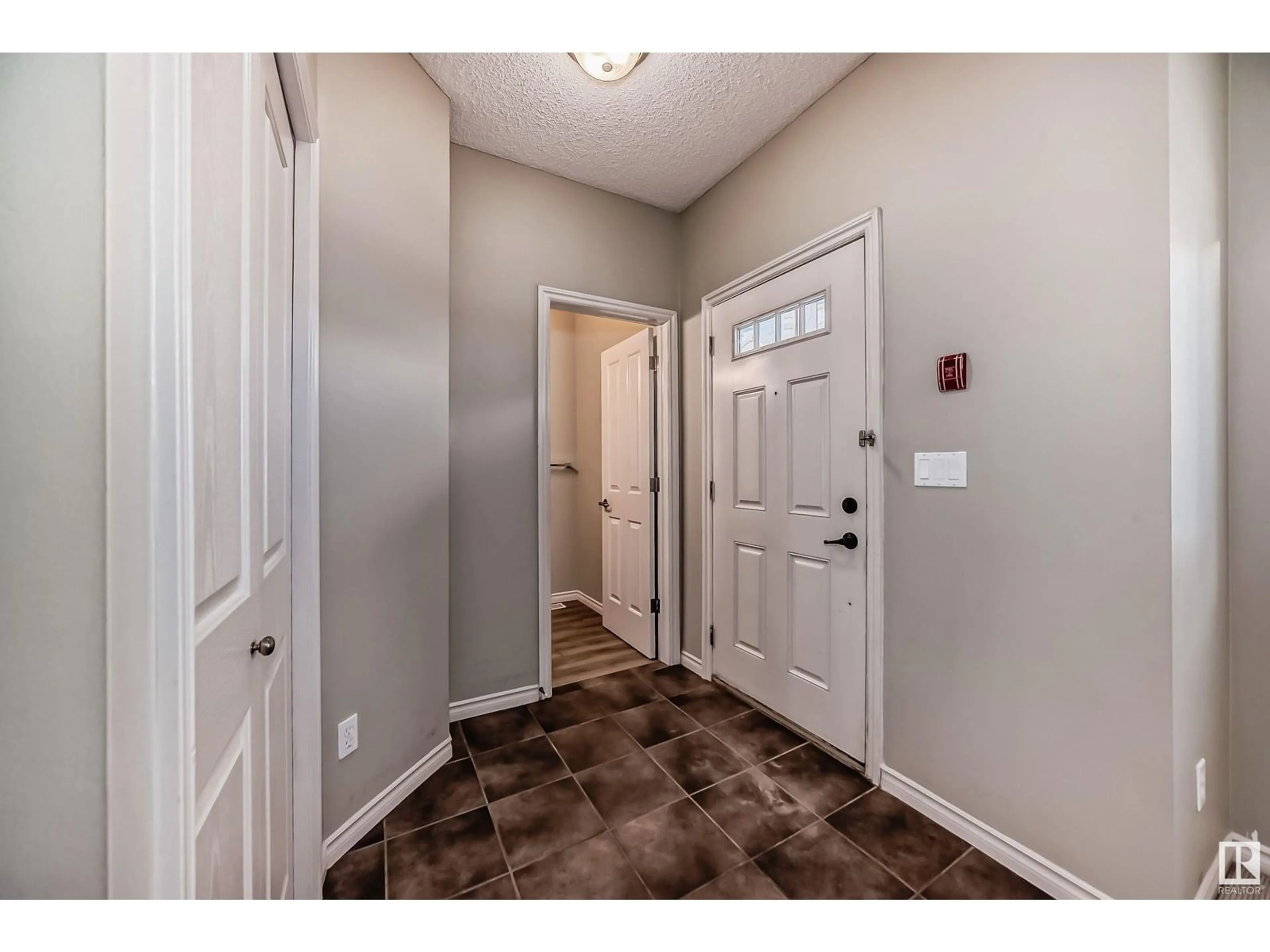 Indoor entryway, unknown floor for #56 13825 155 AV NW, Edmonton Alberta T6V0B8