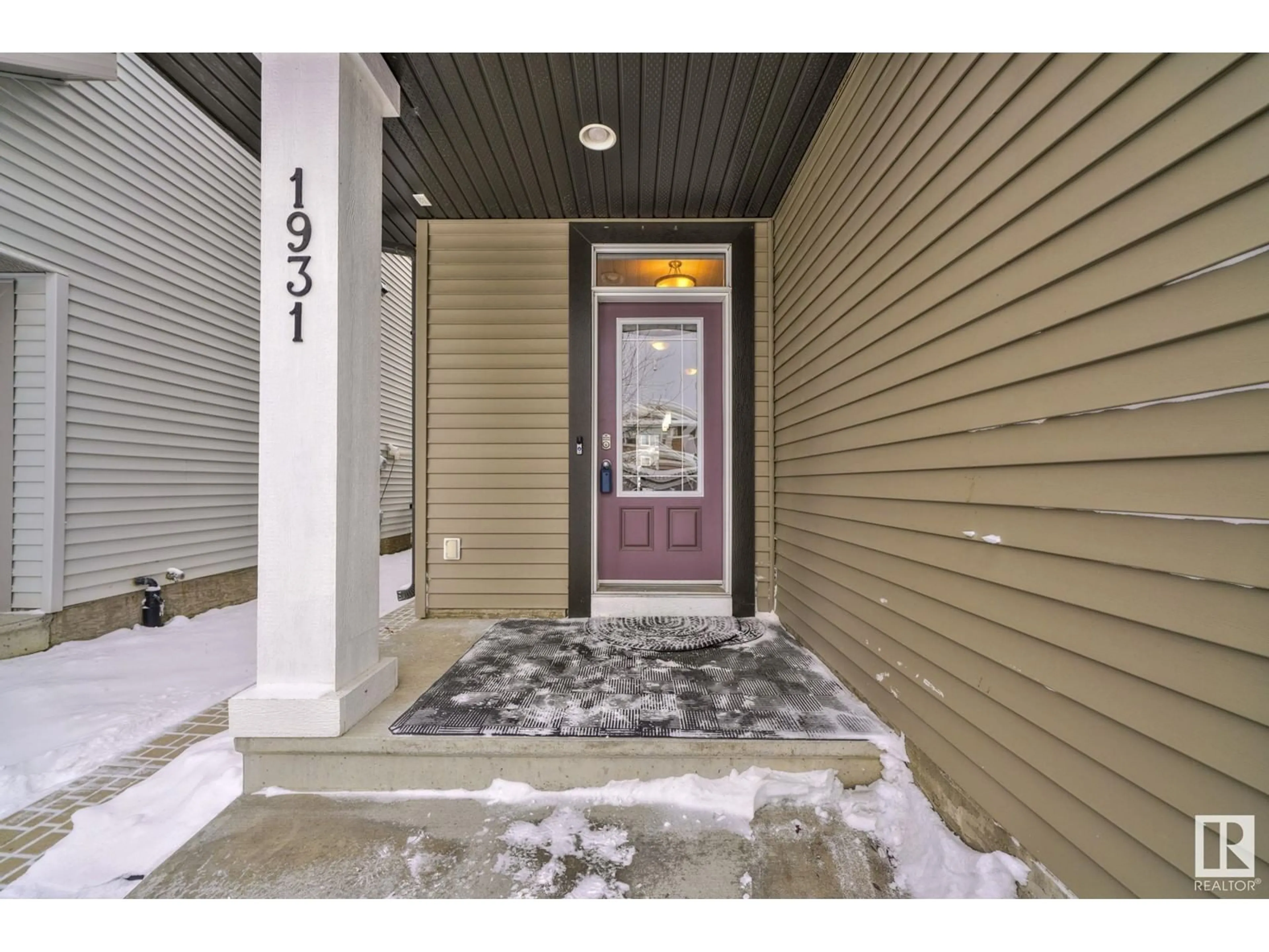 Indoor entryway, cement floor for 1931 Chapman RD SW, Edmonton Alberta T6W0Y7