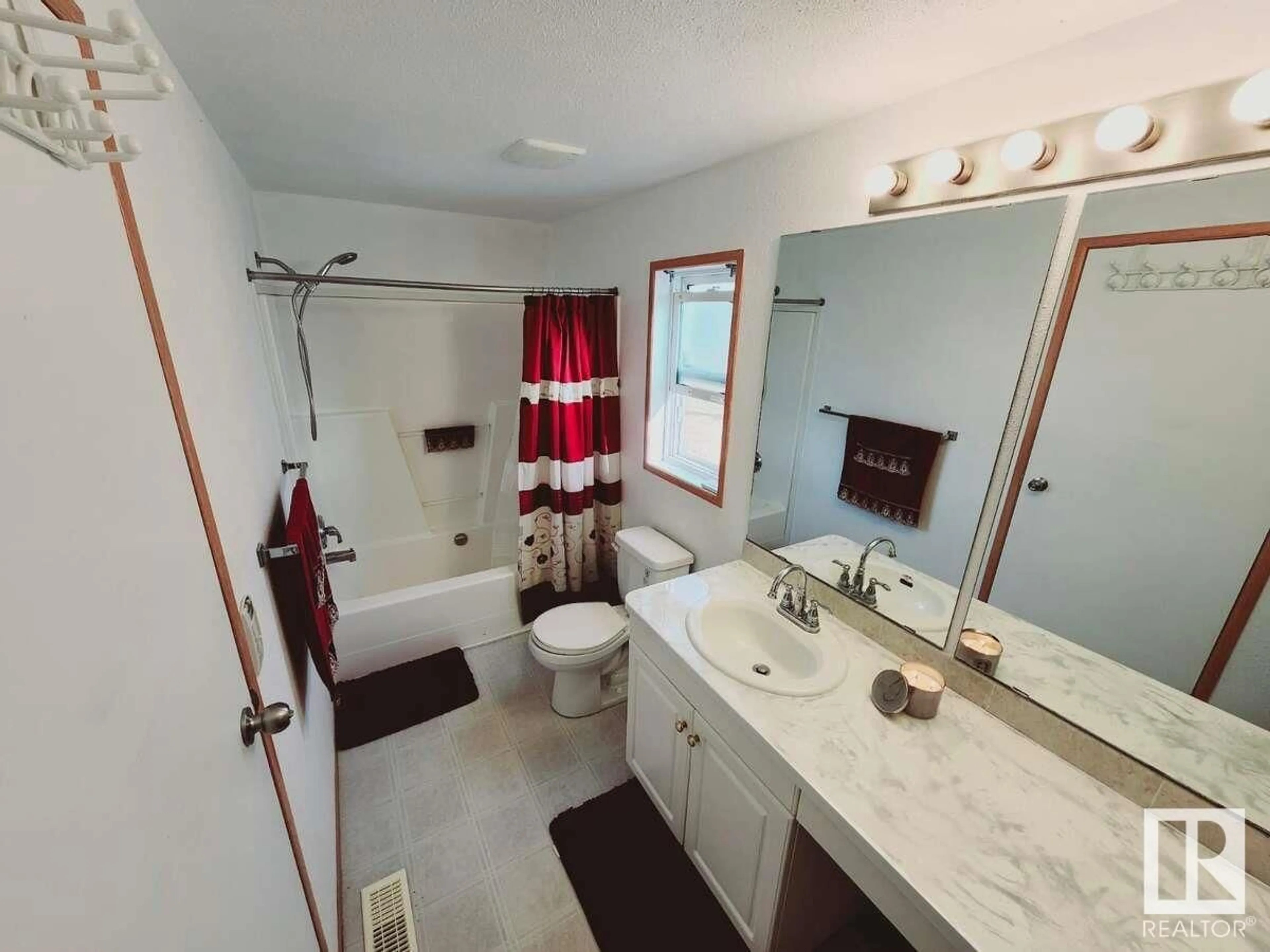 Bathroom, ceramic floors for 32 59027 Range Road 232, Rural Thorhild County Alberta T0A3J0