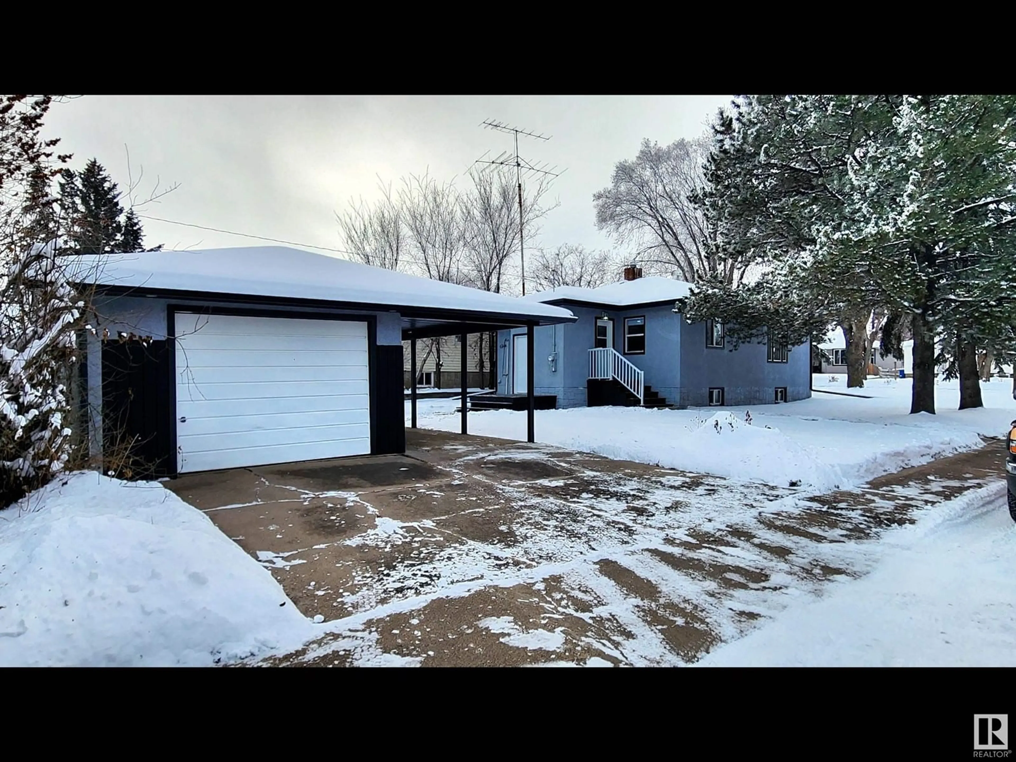 Frontside or backside of a home, the street view for 4337 50 ST, Vegreville Alberta T9C1B7