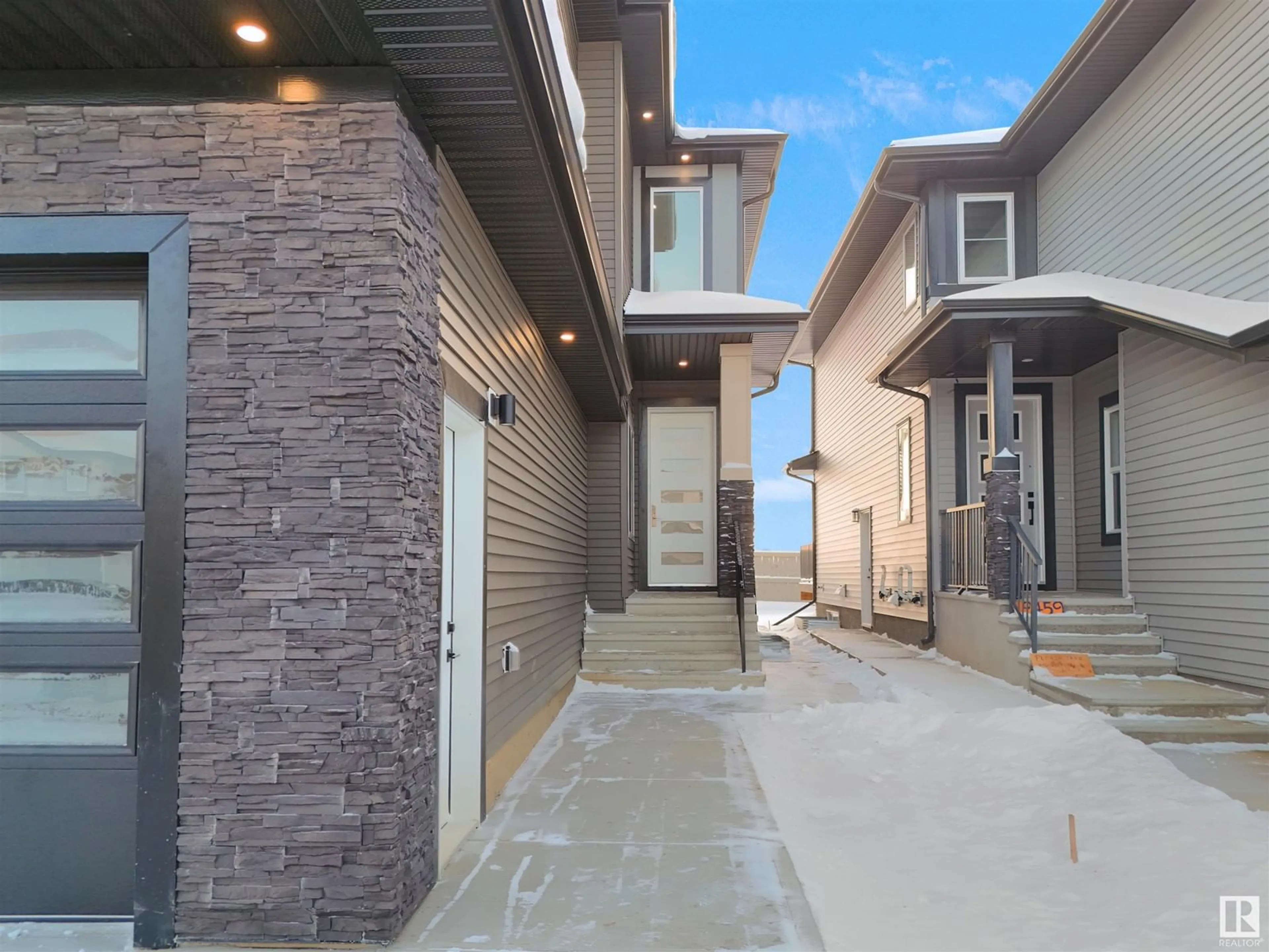 Frontside or backside of a home, the street view for 9457 PEAR CR SW, Edmonton Alberta T6X2Z6