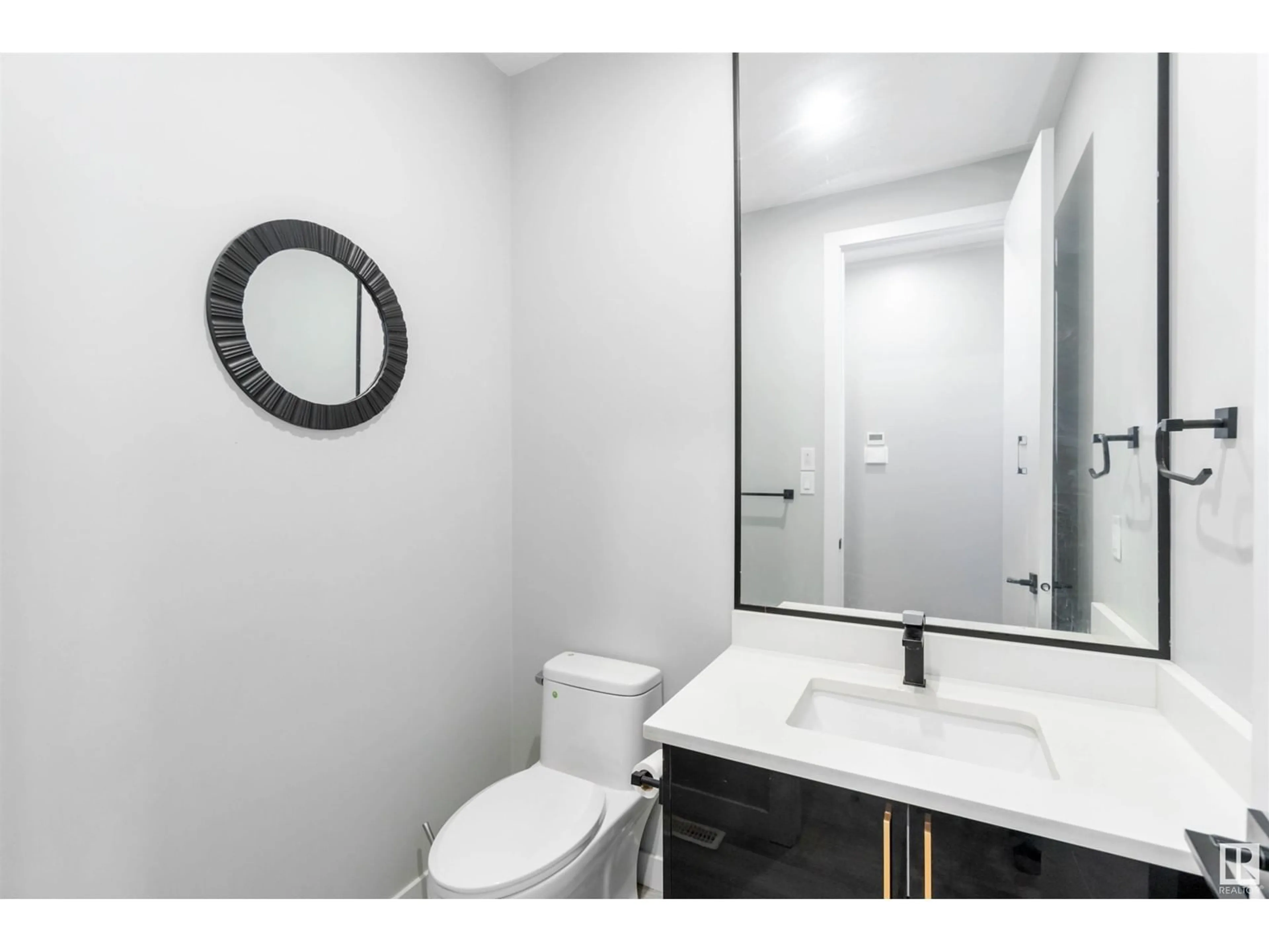 Standard bathroom for 17124 68 ST NW, Edmonton Alberta T5Z0W3