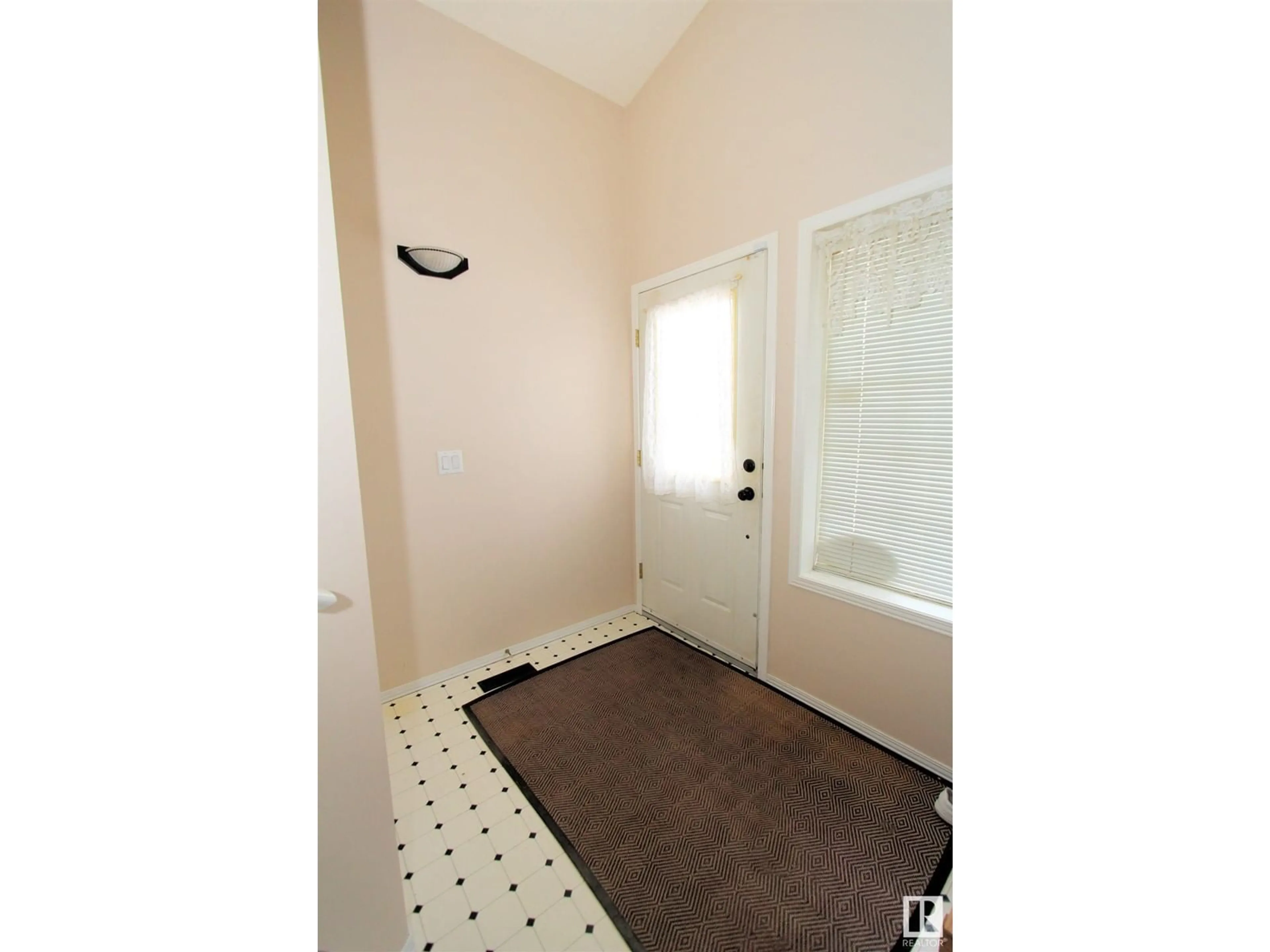 Indoor entryway, unknown floor for 1725 TURVEY BEND BN NW, Edmonton Alberta T6R2W7