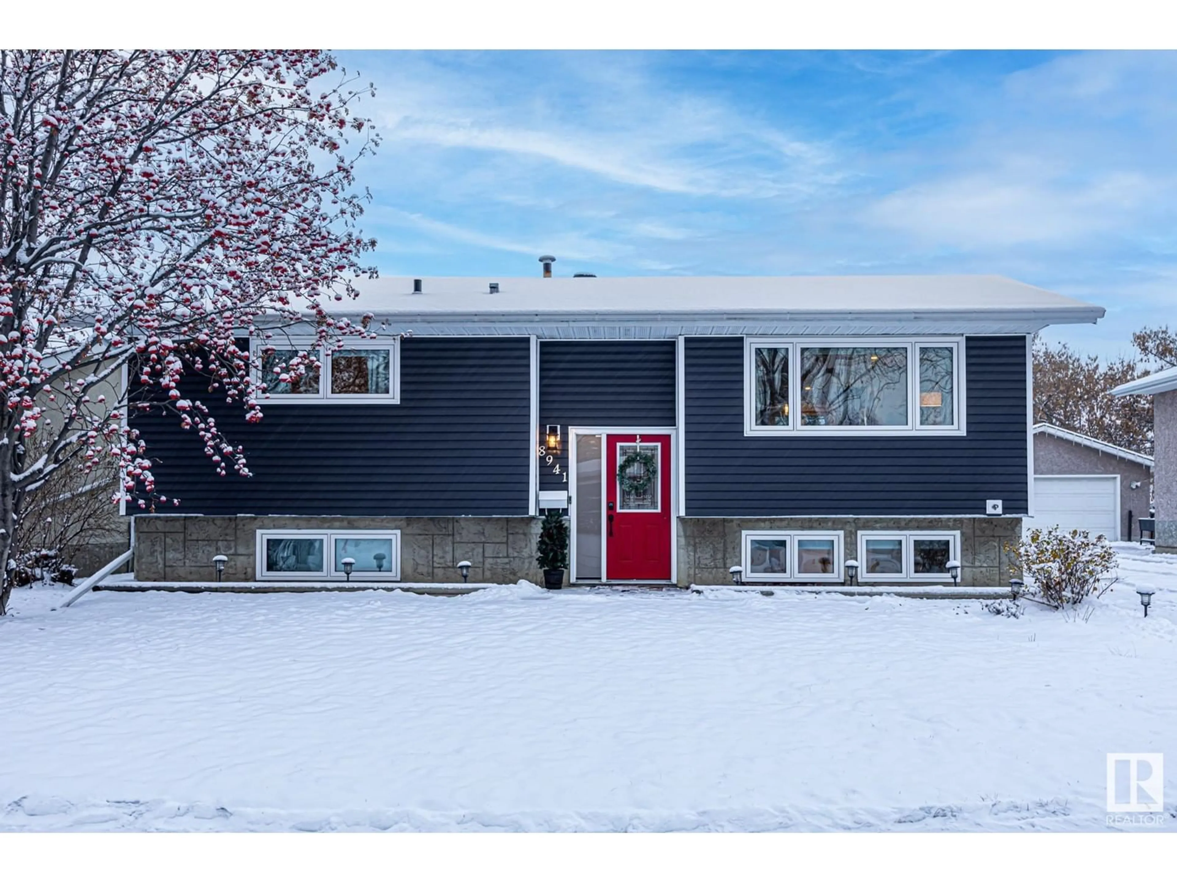 Home with vinyl exterior material for 8941 96 AV, Fort Saskatchewan Alberta T8L1E3