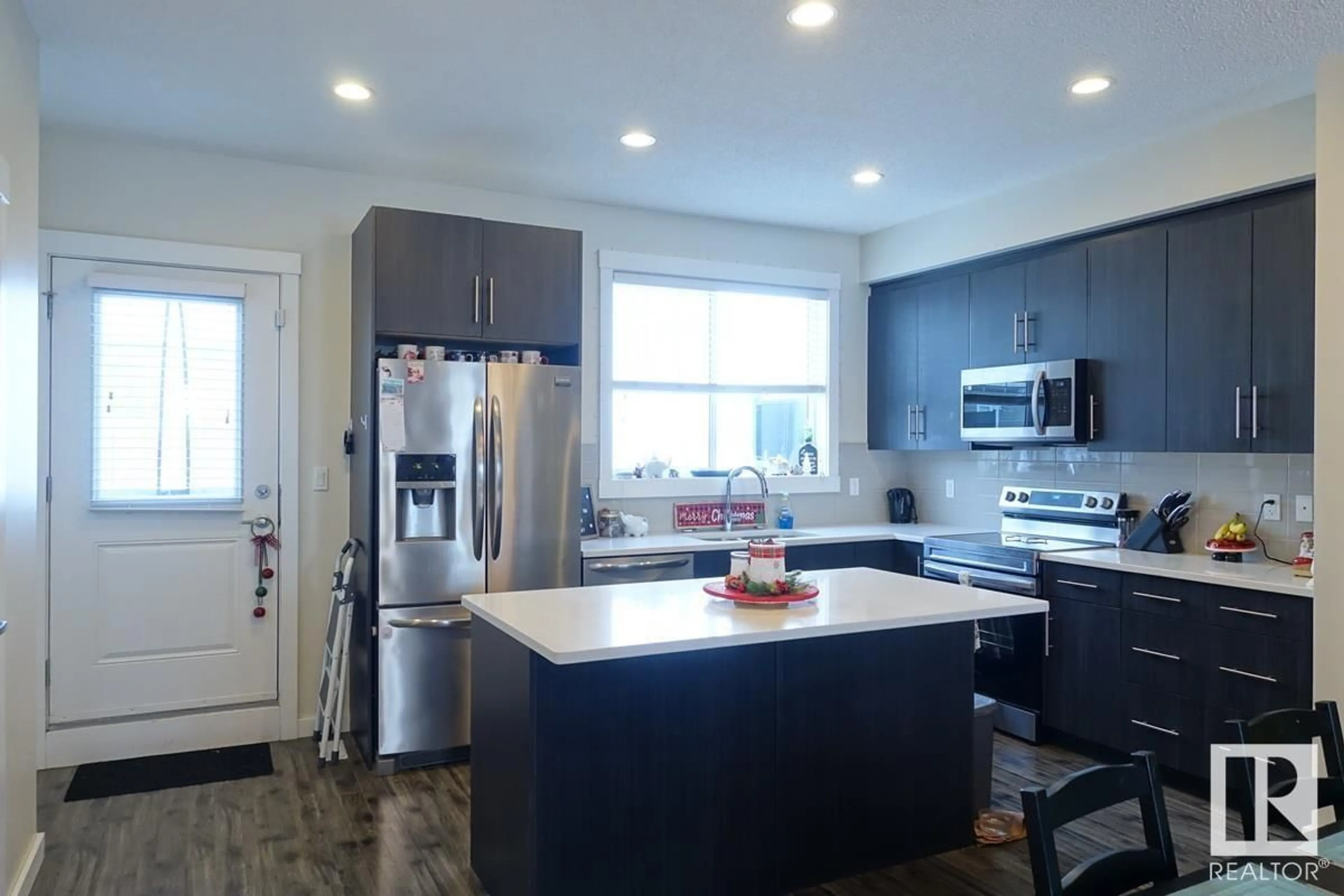 Open concept kitchen for #2206 8530 94 ST, Fort Saskatchewan Alberta T8L0V8