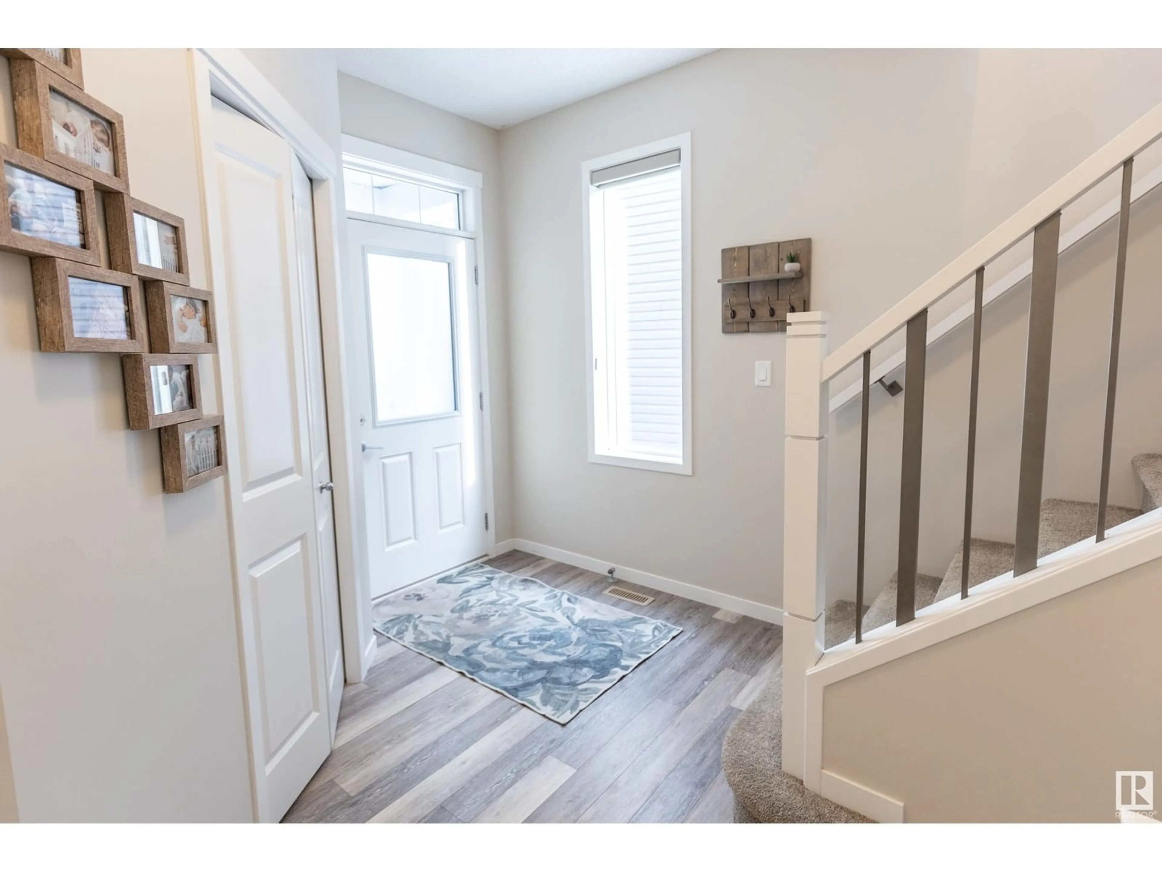 Indoor entryway, wood floors for 6159 175 AV NW, Edmonton Alberta T5Y3P2