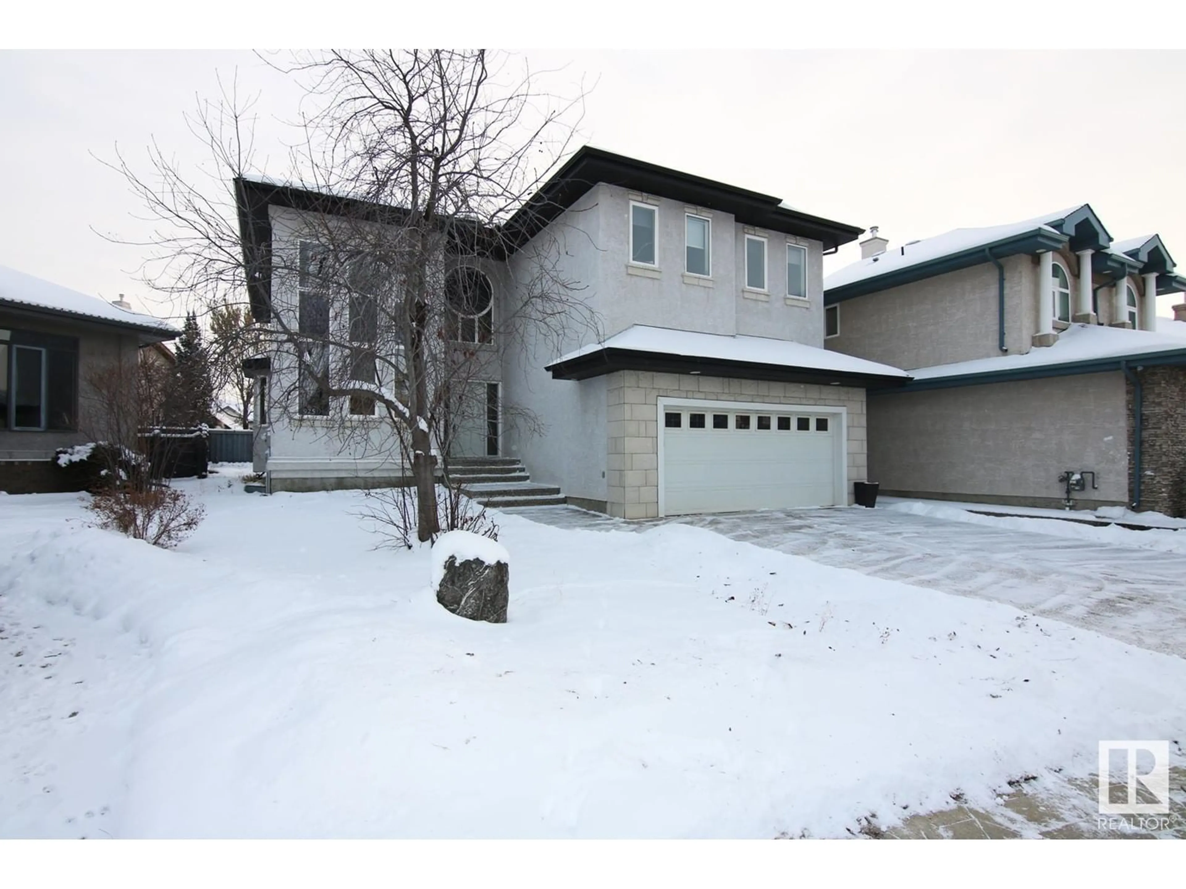 Frontside or backside of a home, the street view for 925 THOMPSON PL NW, Edmonton Alberta T6R3K4