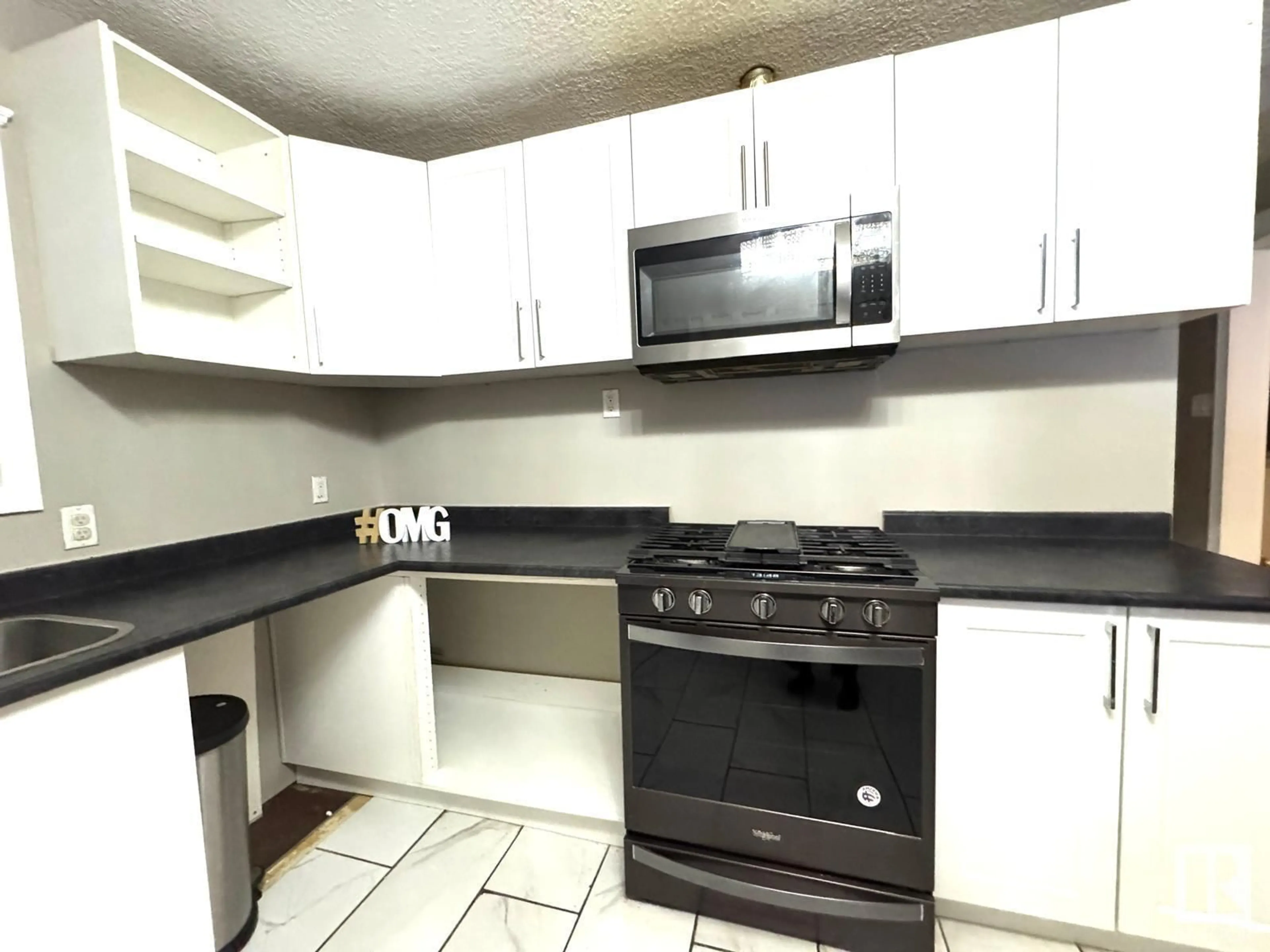 Standard kitchen, unknown for 11834 44 ST NW, Edmonton Alberta T5W2S5