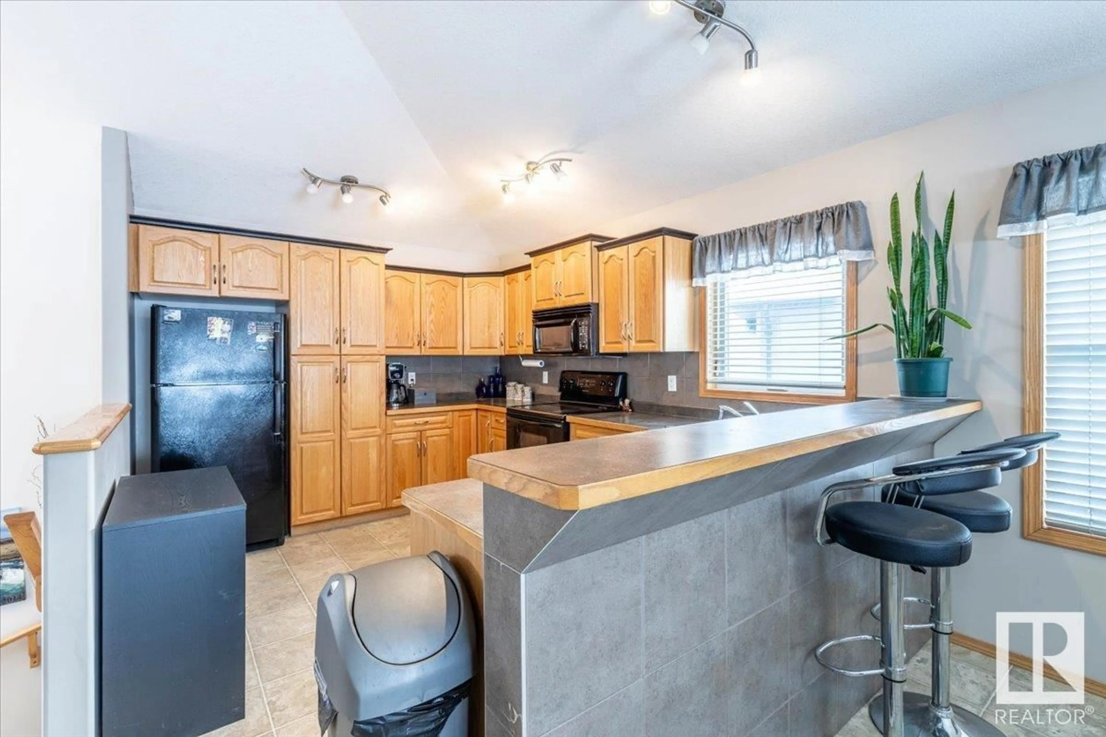 Open concept kitchen for 674 KANANASKIS DR, Devon Alberta T9G2G8