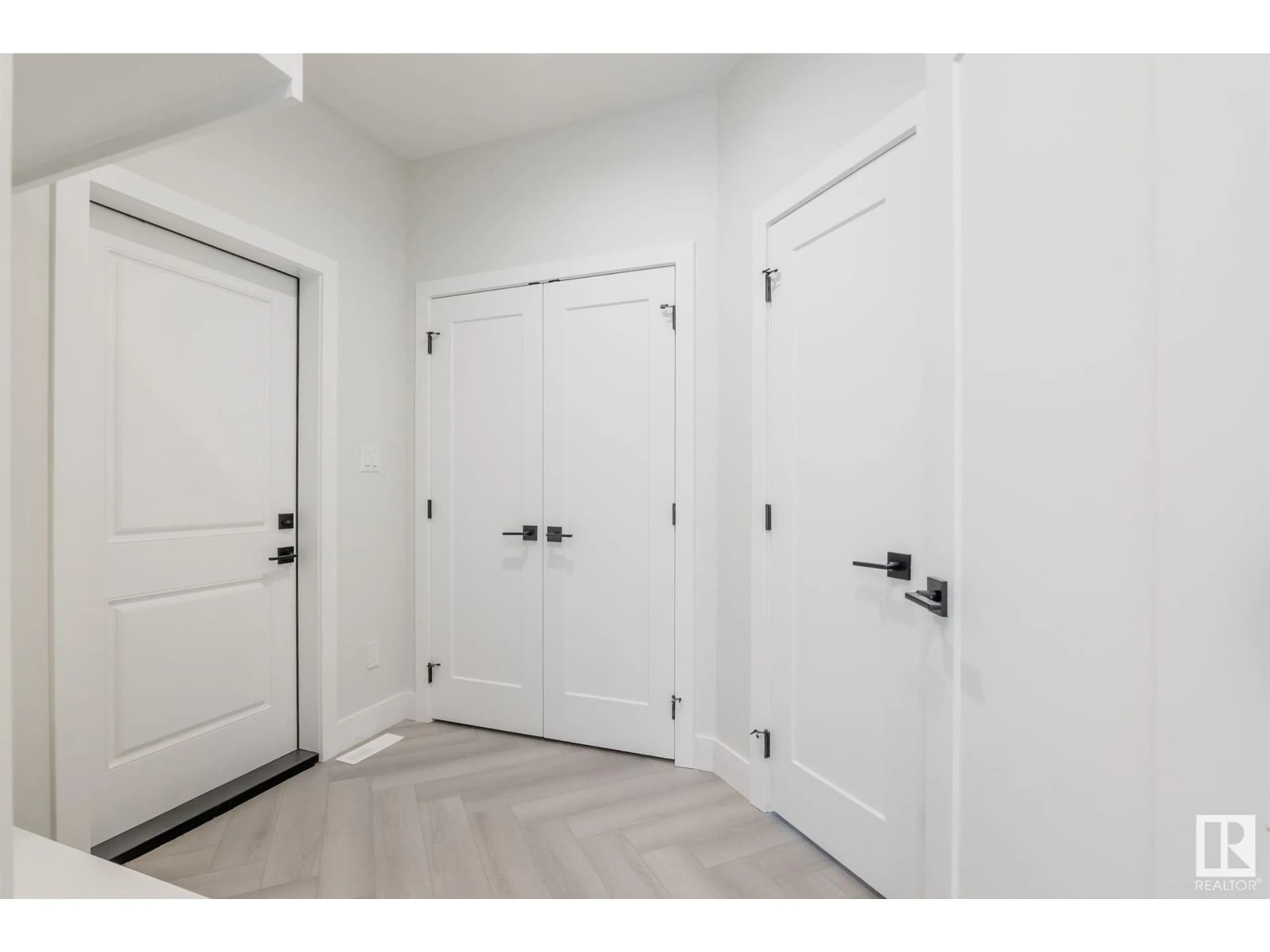 Indoor entryway, wood floors for 8616 181 AV NW, Edmonton Alberta T5Z0G6