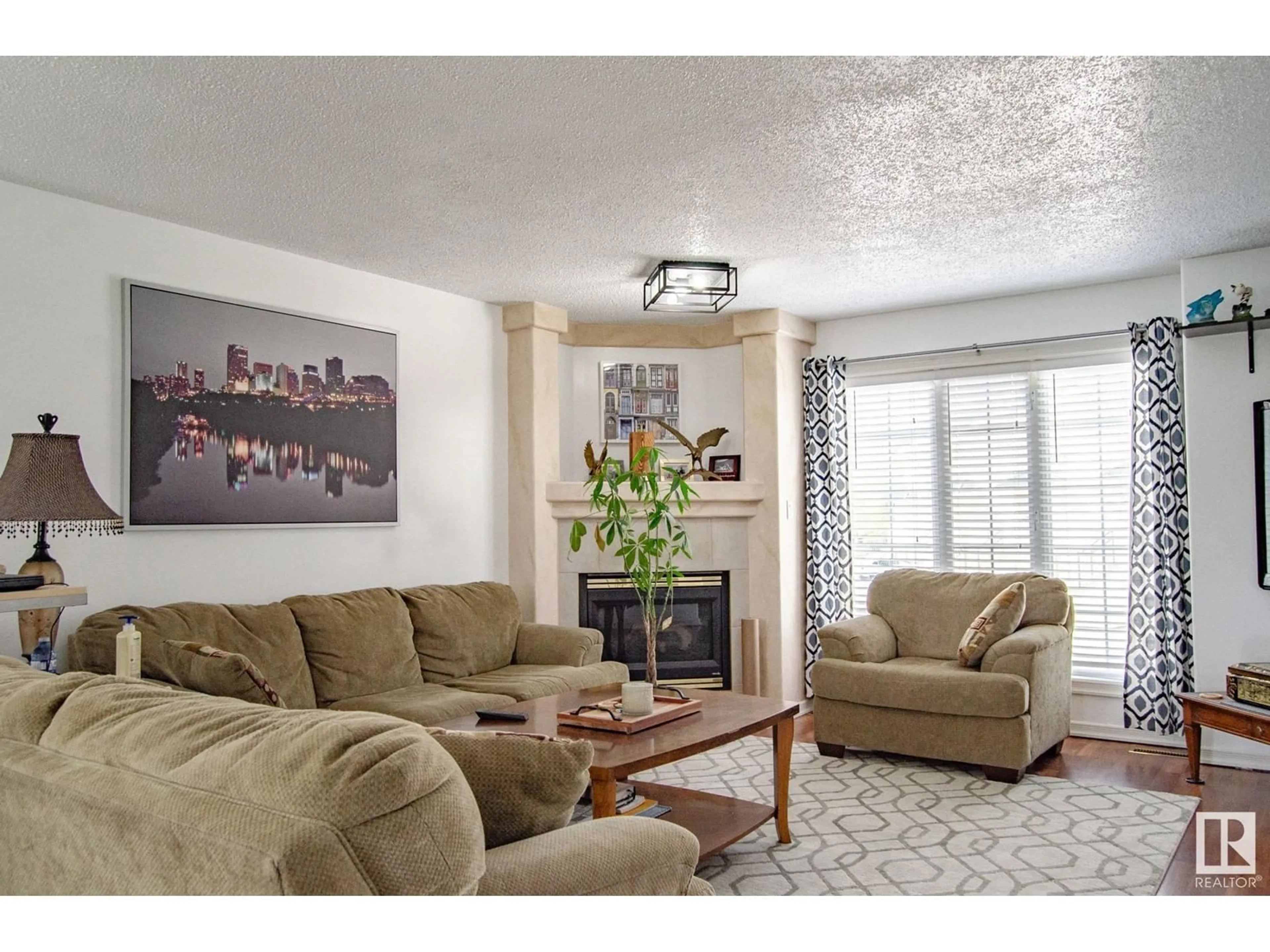 Living room, carpet floors for #33 2419 133 AV NW, Edmonton Alberta T5A5A5