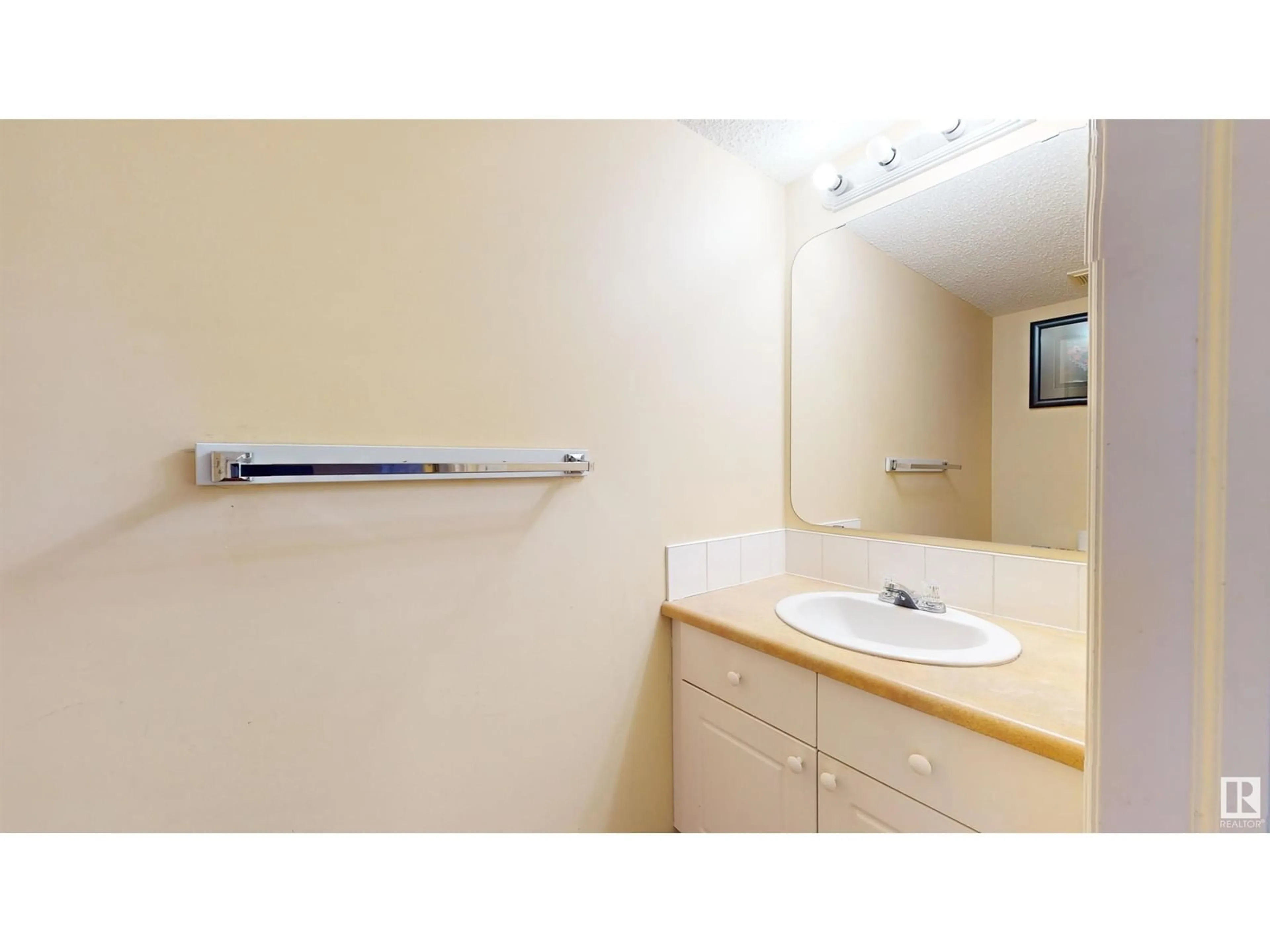 Standard bathroom for 3553 23 ST NW, Edmonton Alberta T6T1W2