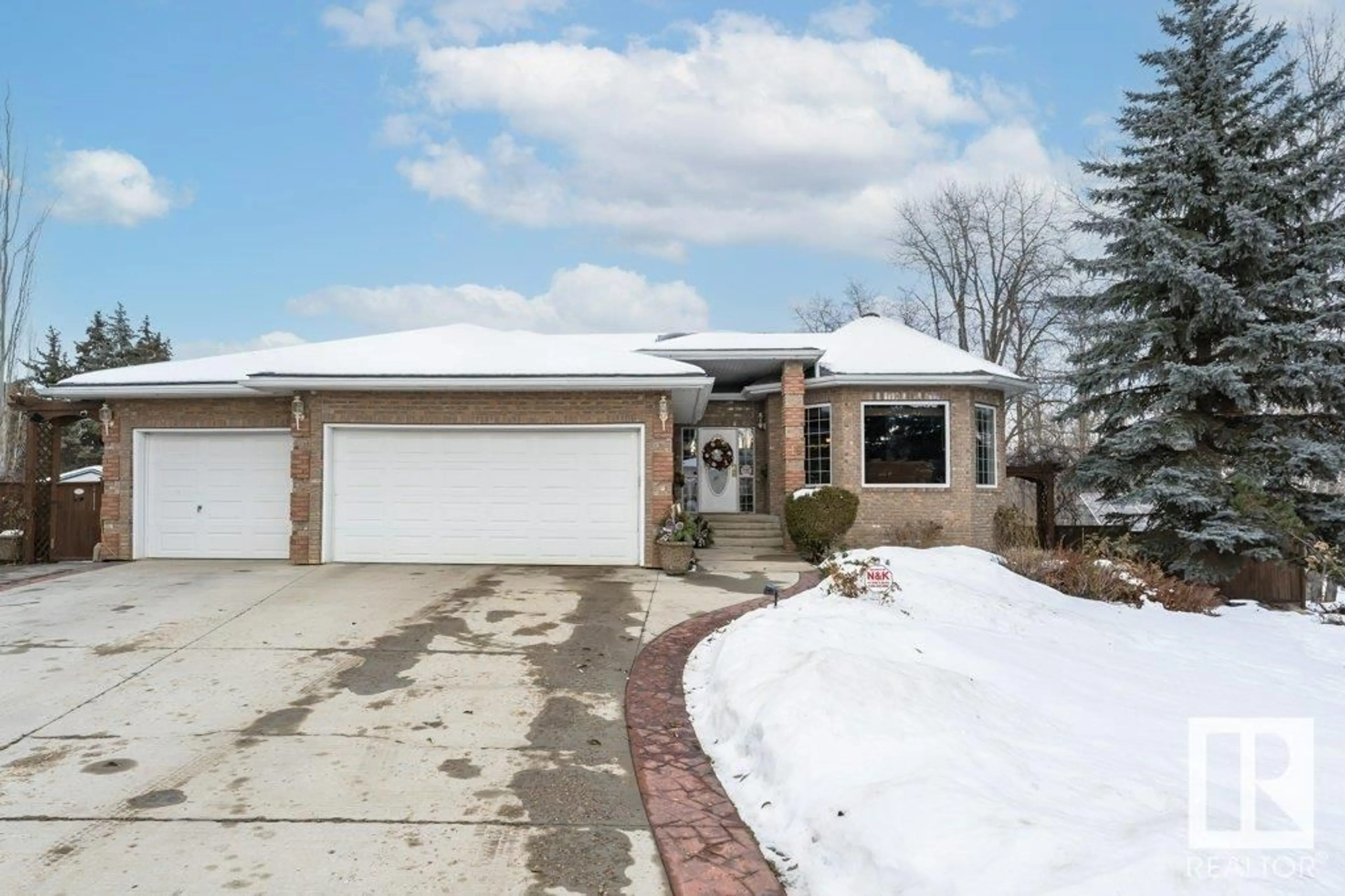 Frontside or backside of a home, the street view for 19 Frederick BV, Rural Parkland County Alberta T7Y1A3