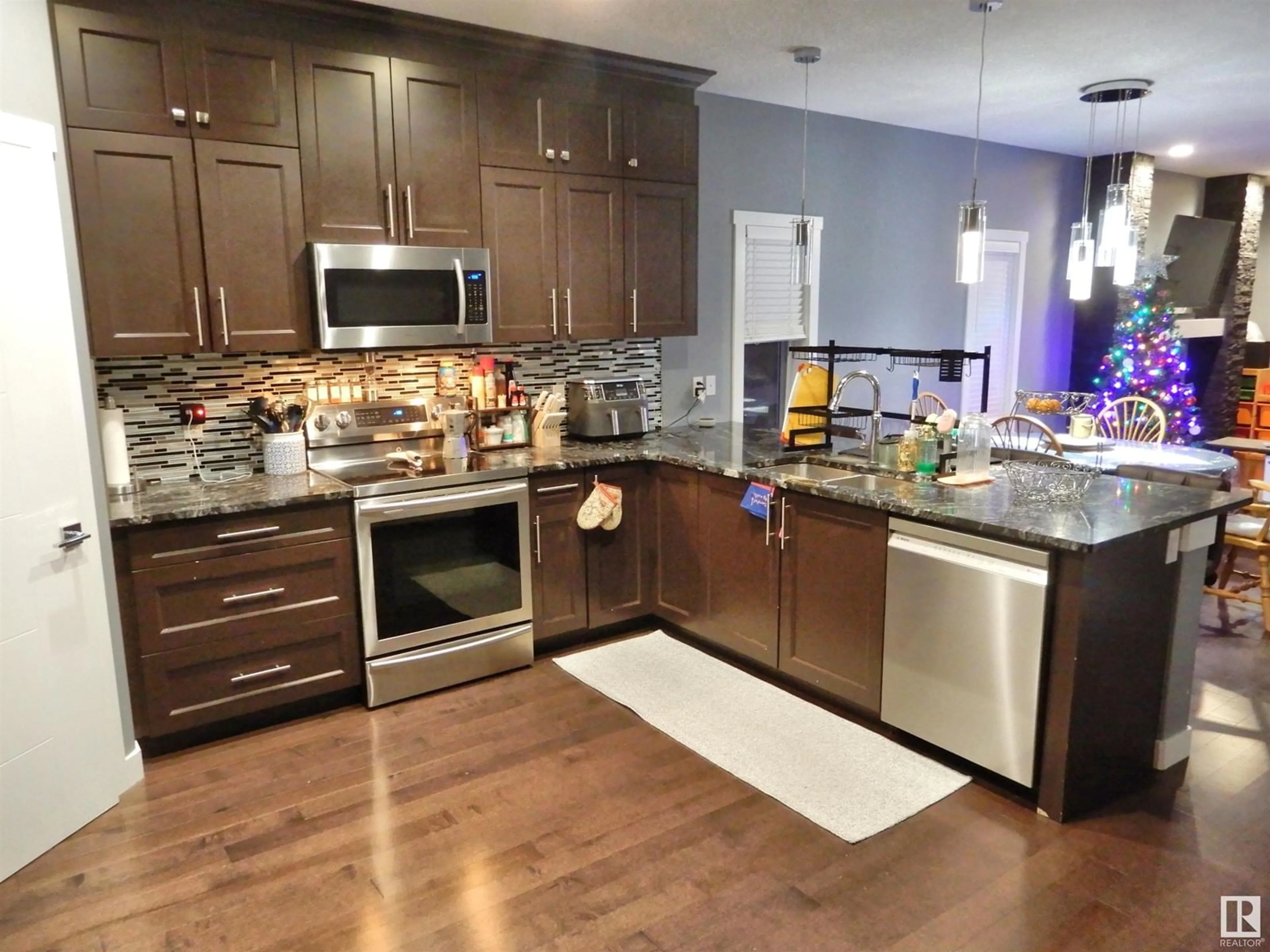 Open concept kitchen for 9806 106 AV, Morinville Alberta T8R2P2