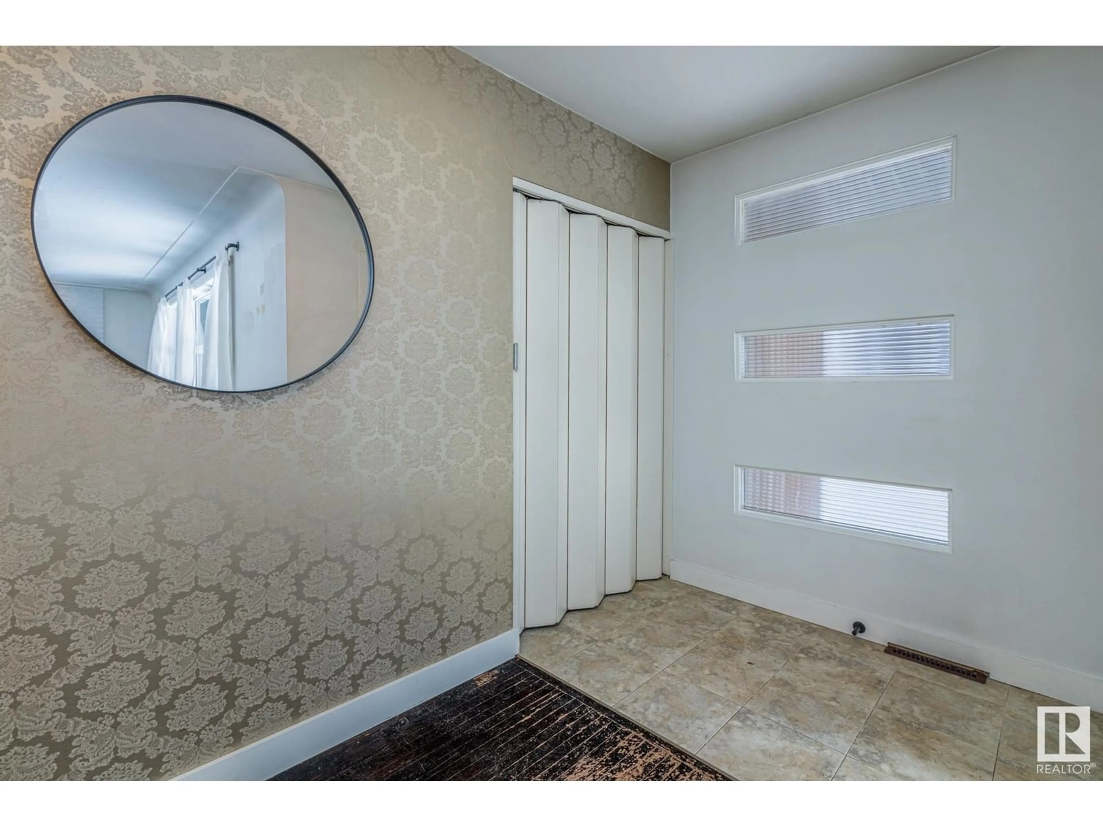 Indoor entryway, unknown floor for 8932 142 ST NW, Edmonton Alberta T5R0M5