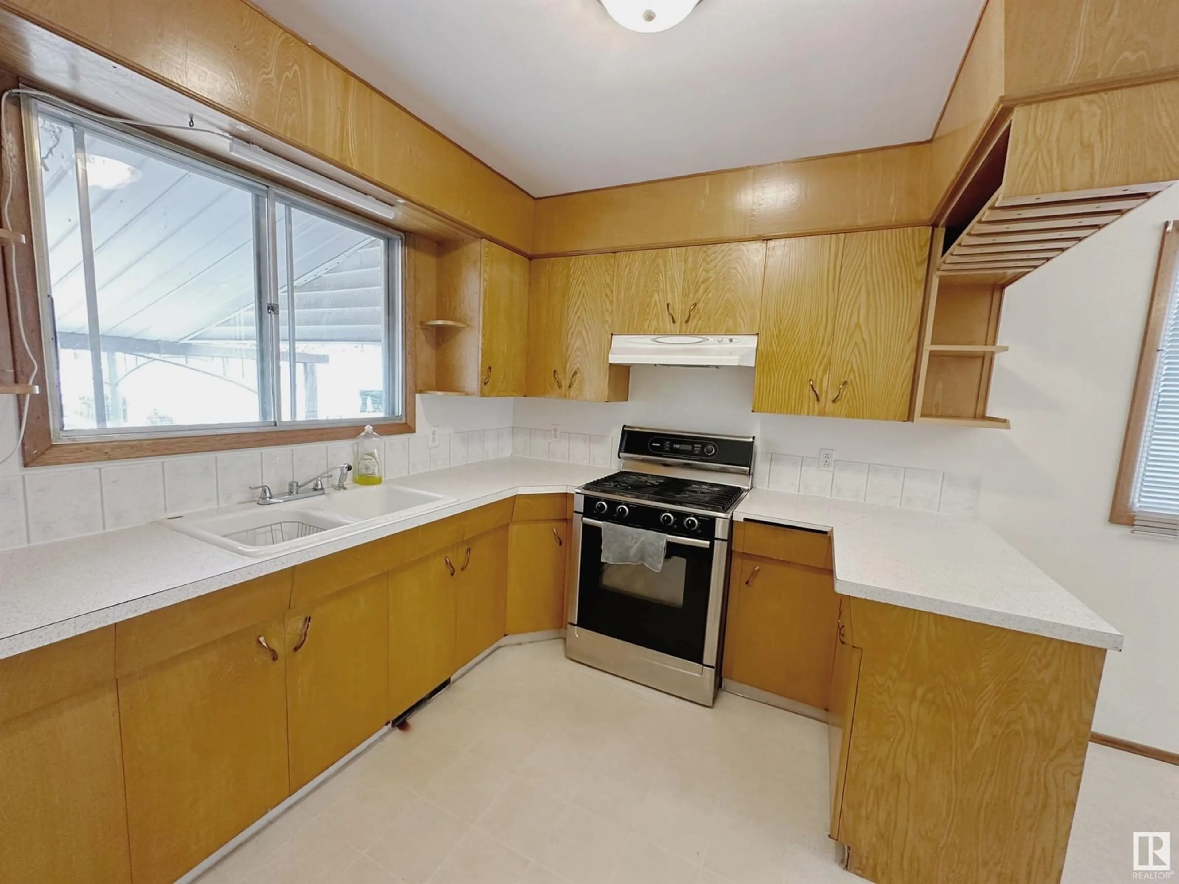 Standard kitchen, wood floors, cottage for 10570 62 AV NW, Edmonton Alberta T6H1M4