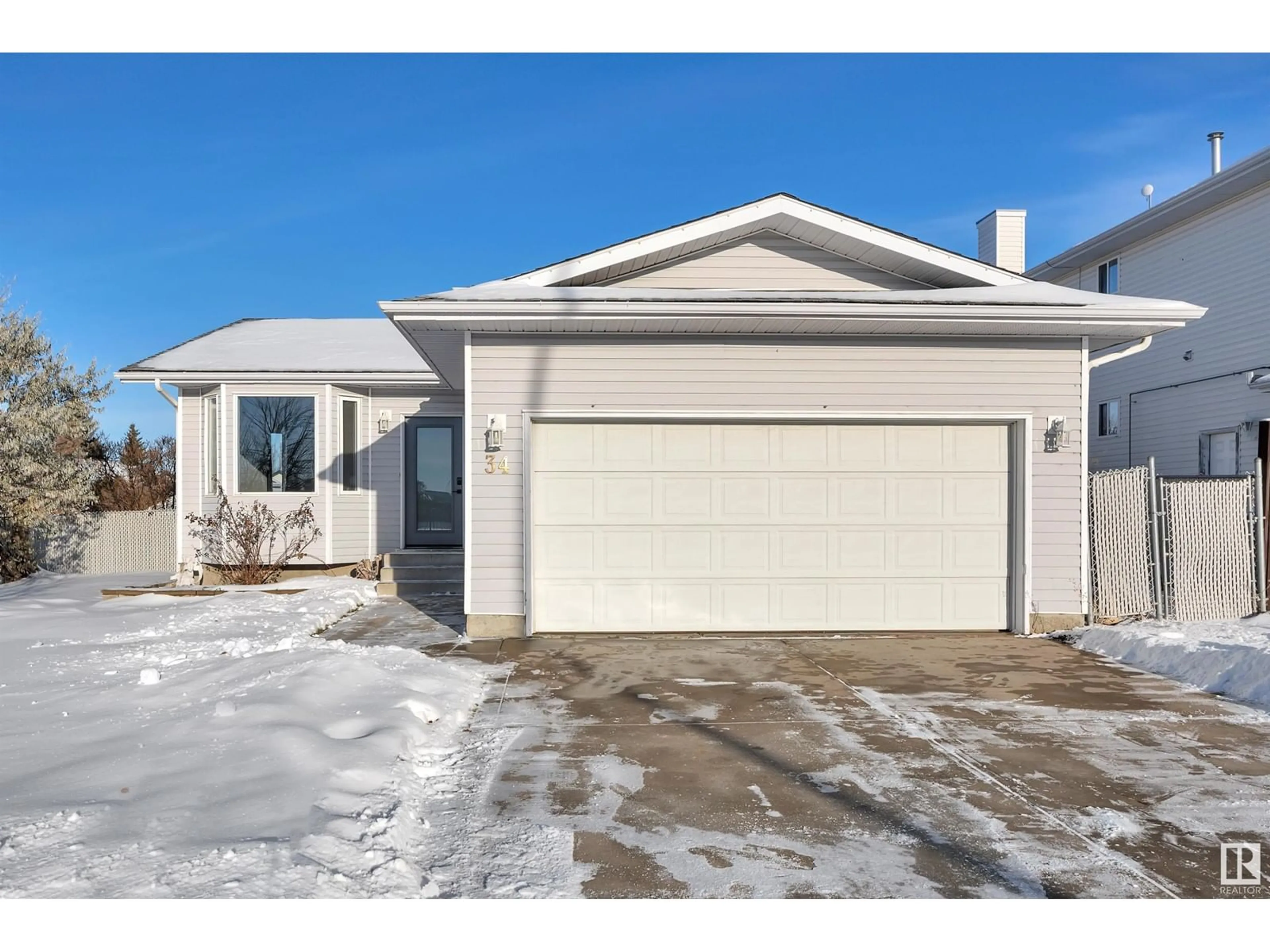 Frontside or backside of a home, the street view for 34 Parkview Crescent, Calmar Alberta T0C0V0