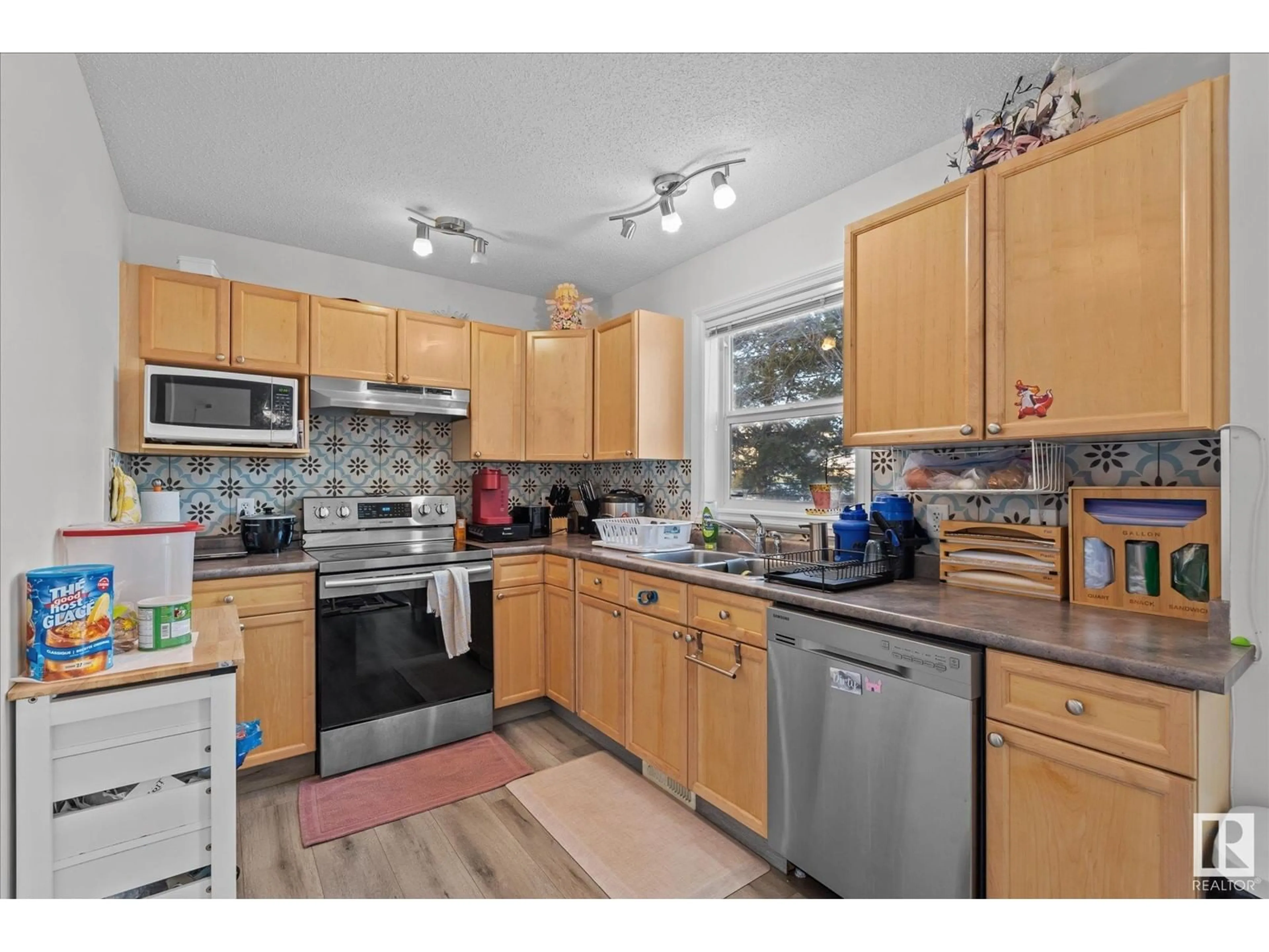 Standard kitchen, wood floors, cottage for #29 12050 17 AV SW, Edmonton Alberta T6W1X4