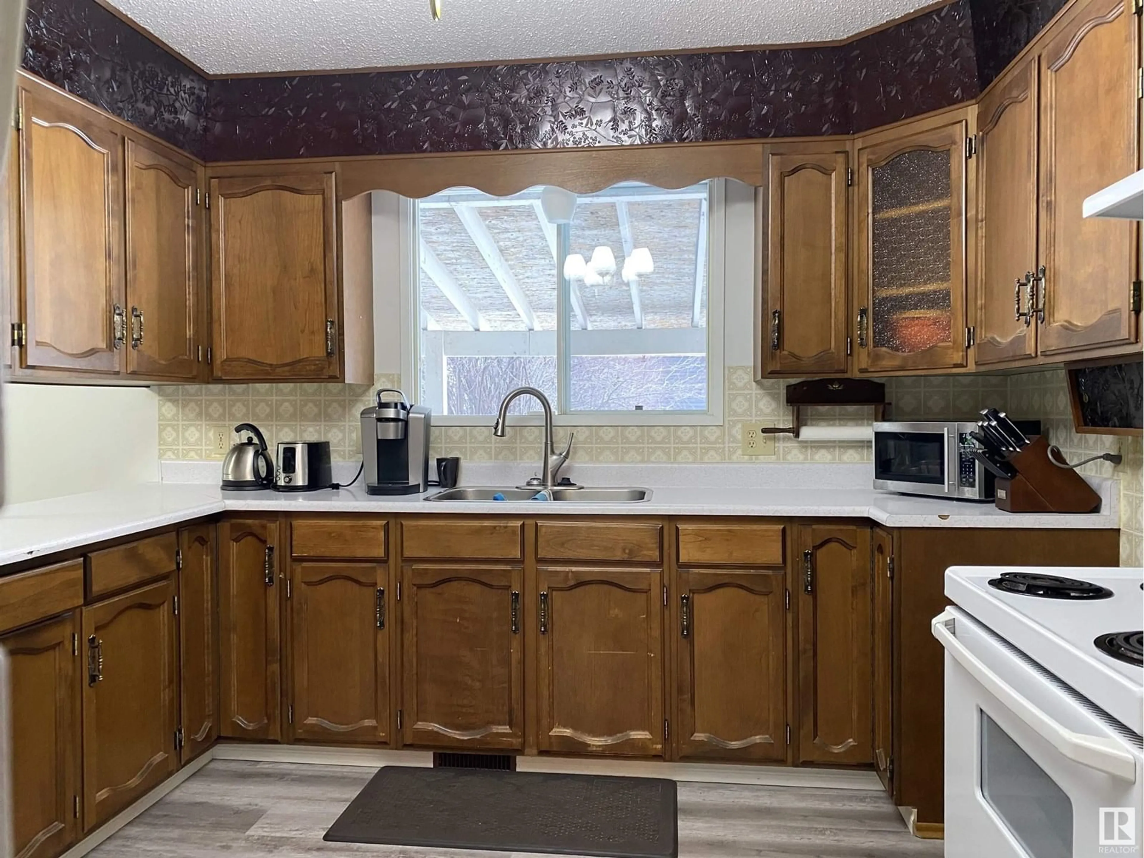 Standard kitchen, wood floors, cottage for 5428 49 ST, Warburg Alberta T0C2T0