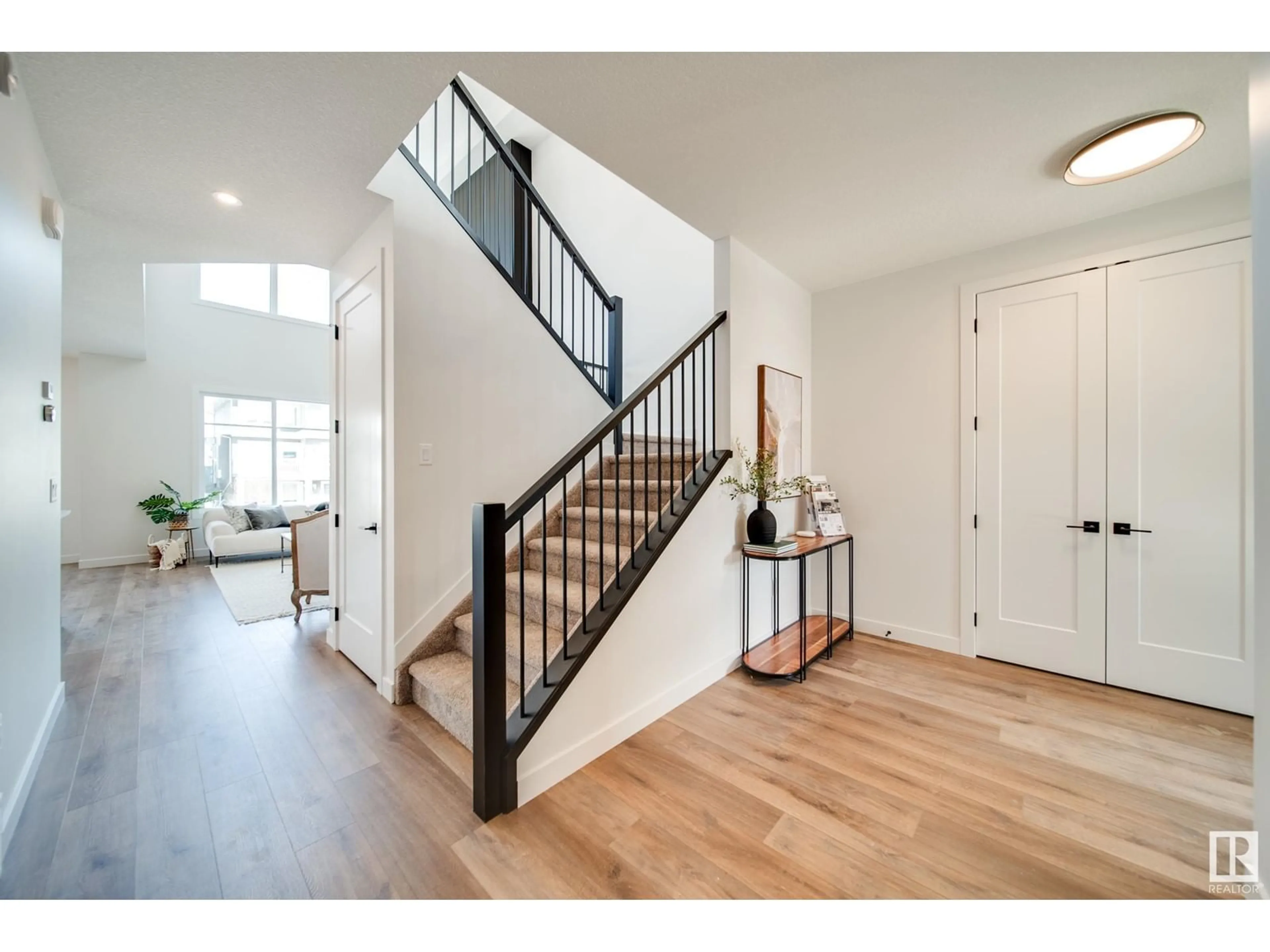 Indoor entryway, wood floors for 18 Newbury CI, Sherwood Park Alberta T8B0E8