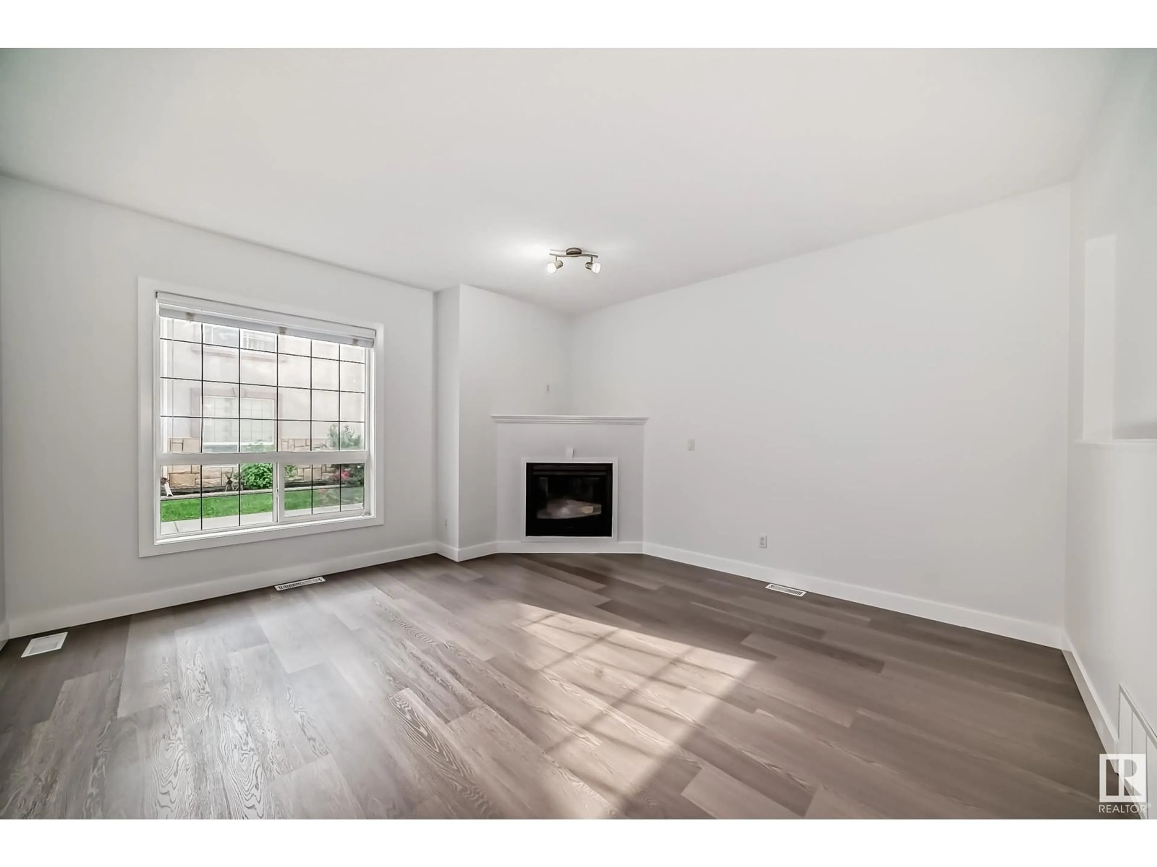 A pic of a room, wood floors for #32 13825 155 AV NW, Edmonton Alberta T6V0B8