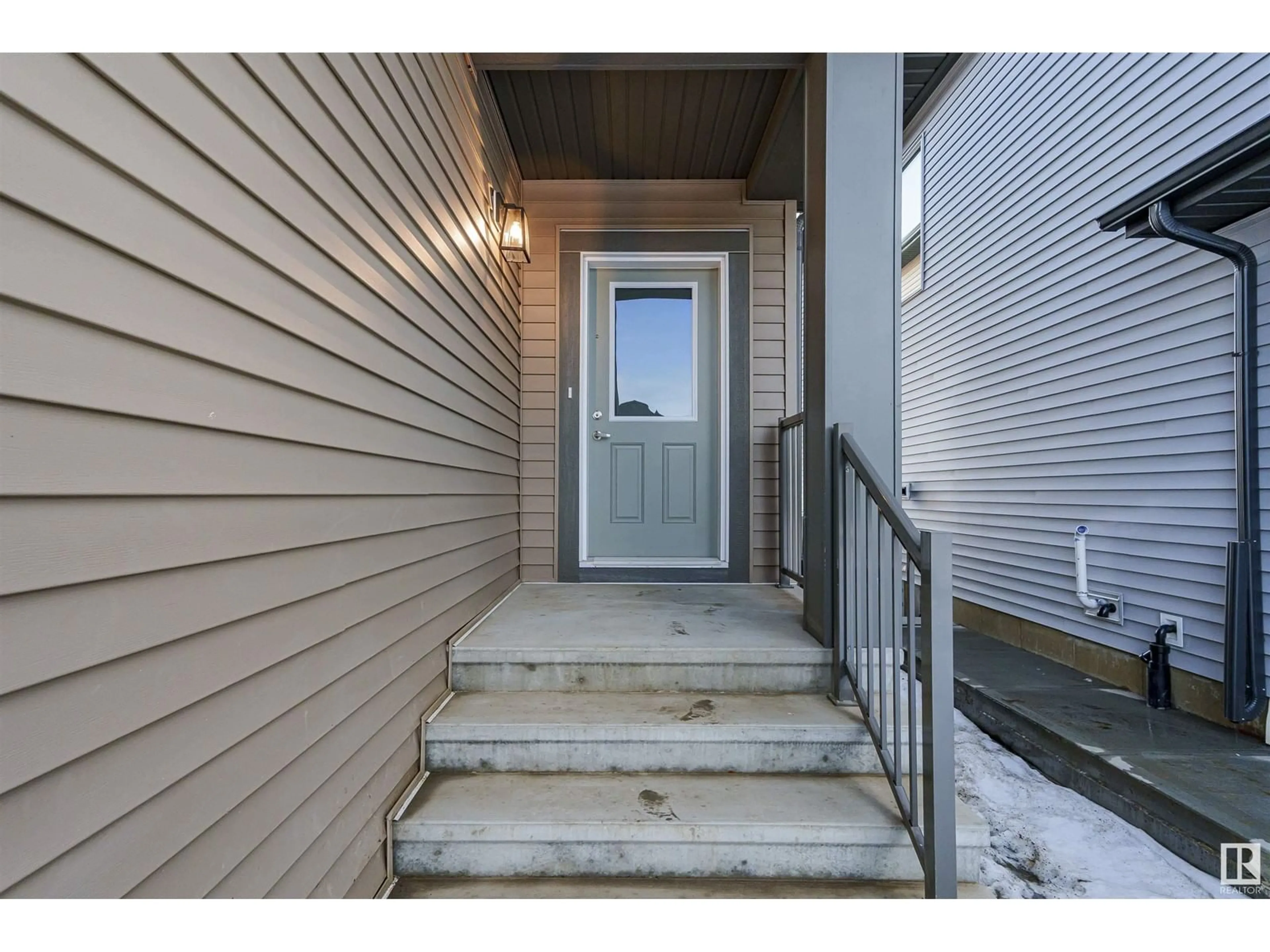 Indoor entryway, wood floors for 1507 11 AV NW, Edmonton Alberta T6T2W4