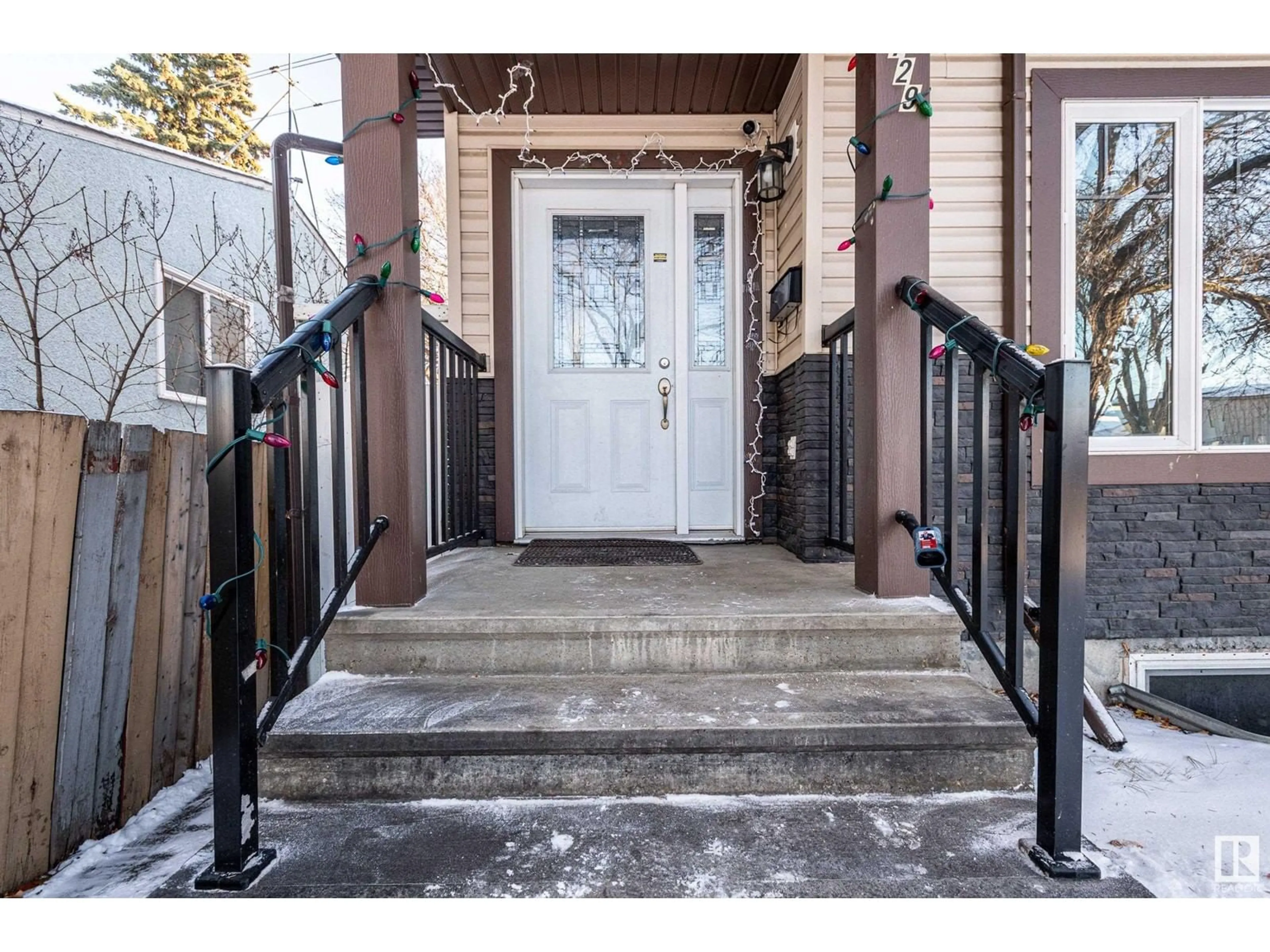 Indoor entryway, wood floors for 11729 125 ST NW, Edmonton Alberta T5M0N7