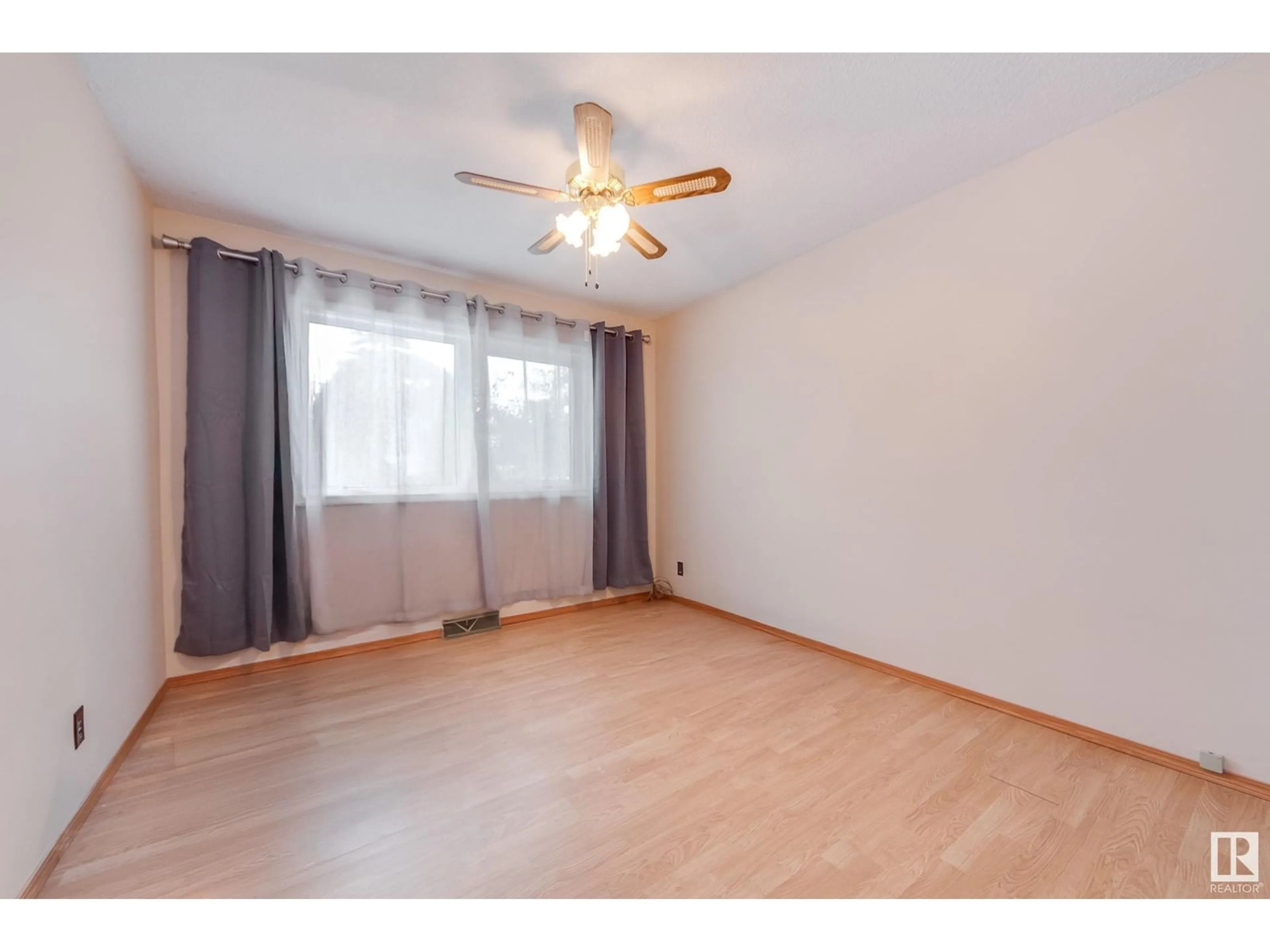 A pic of a room for 7343 76 ST NW, Edmonton Alberta T6C2J7