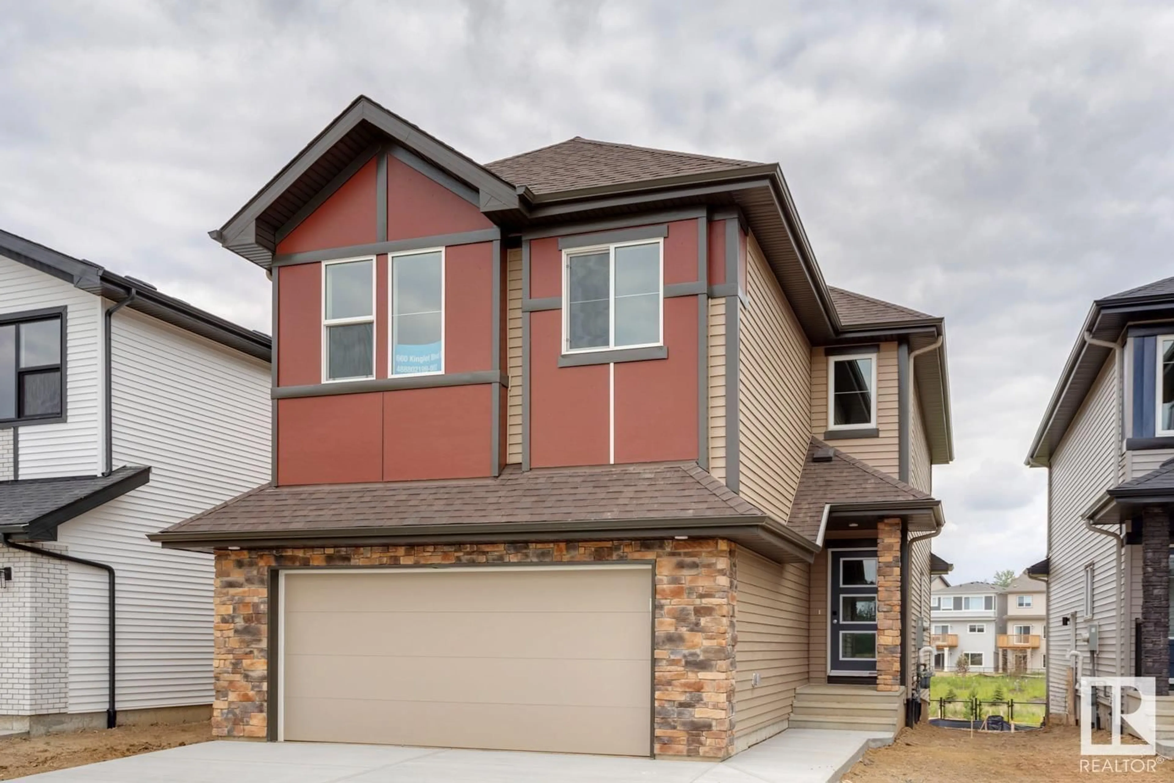 Home with vinyl exterior material, street for 660 Kinglet BV NW, Edmonton Alberta T5S2B9