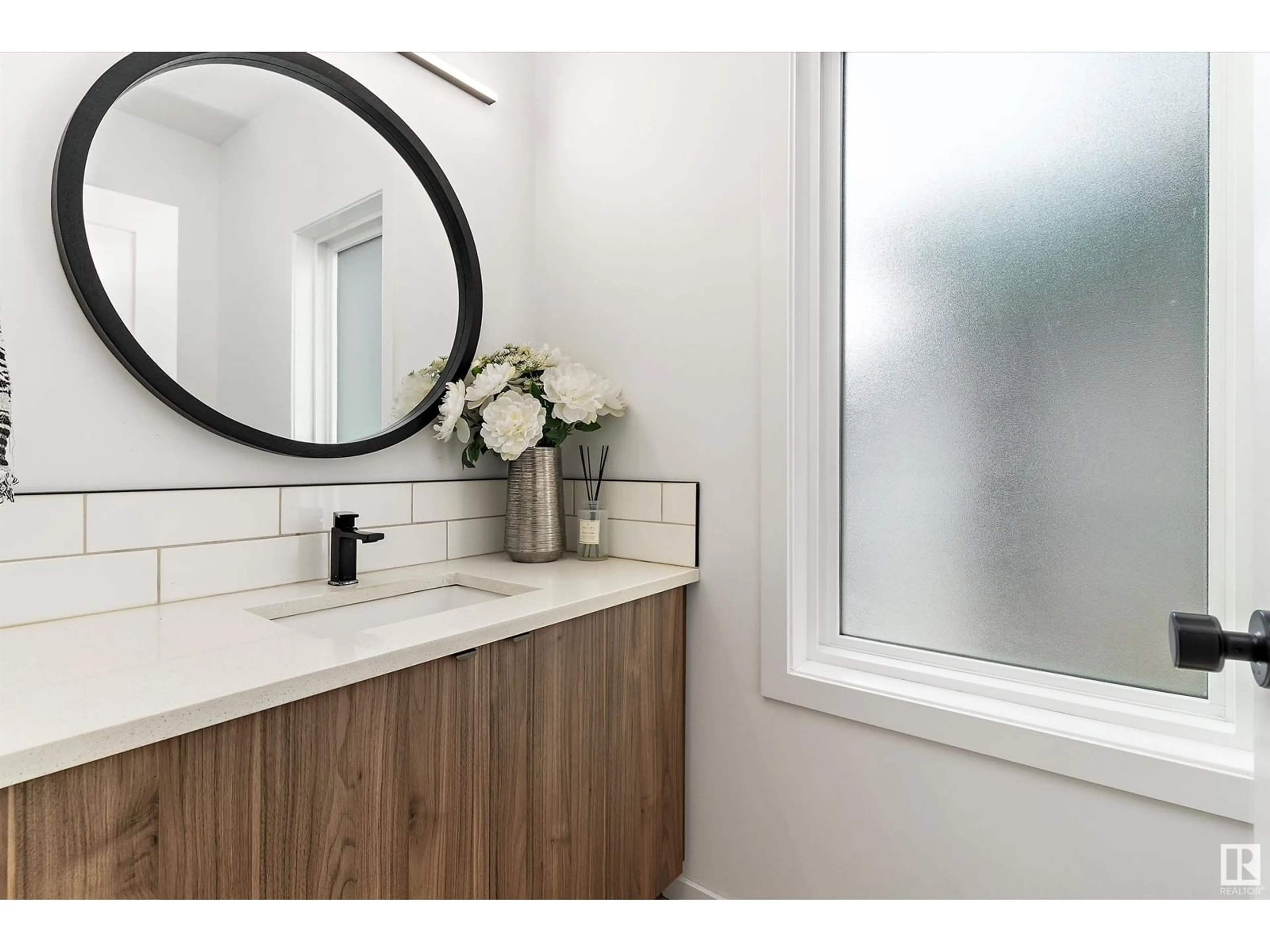 Contemporary bathroom, ceramic/tile floor for 8032 174A AV NW, Edmonton Alberta T5Z0P6