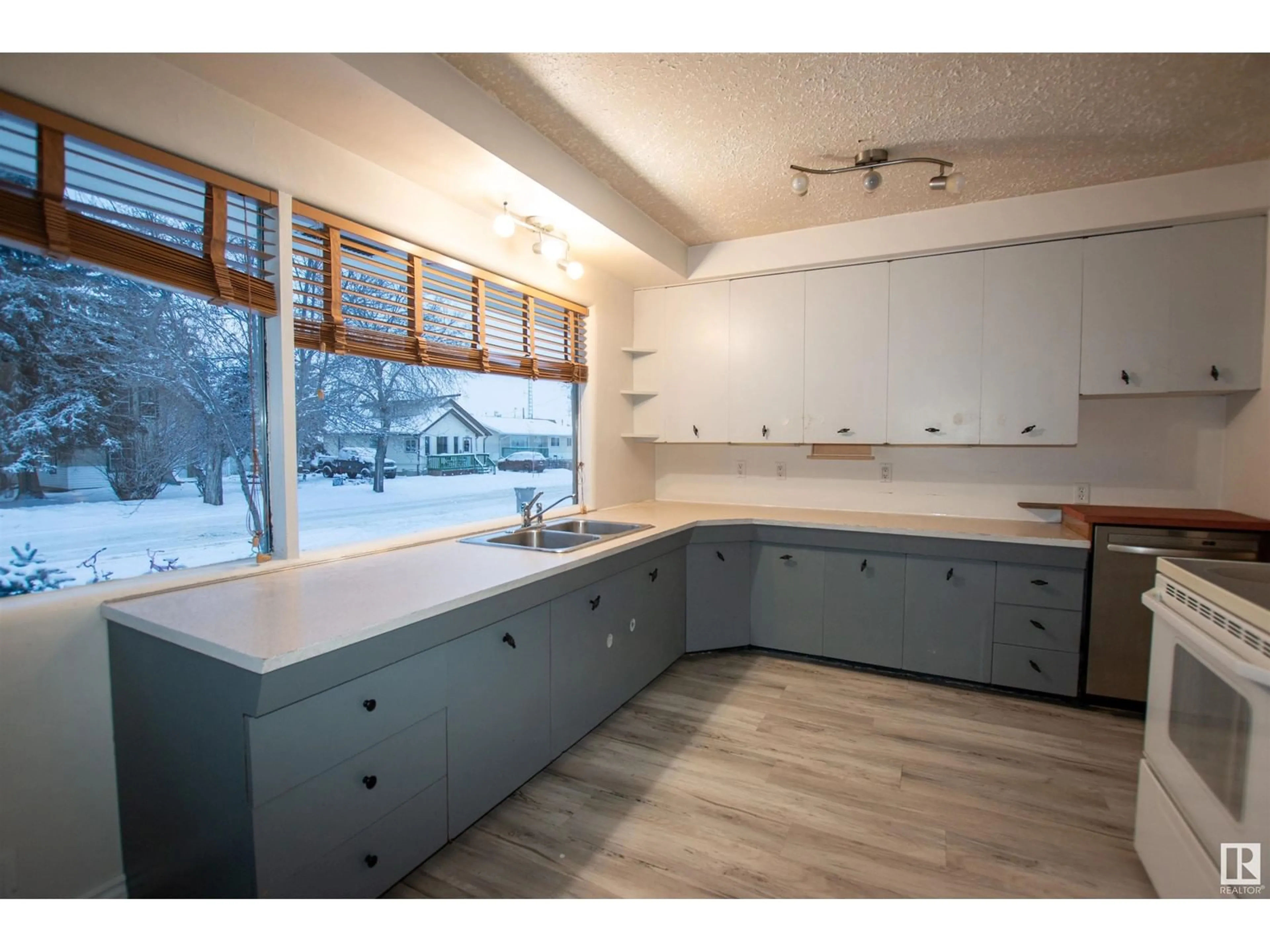 Open concept kitchen, unknown for 9909 101 ST, Morinville Alberta T8R1G2