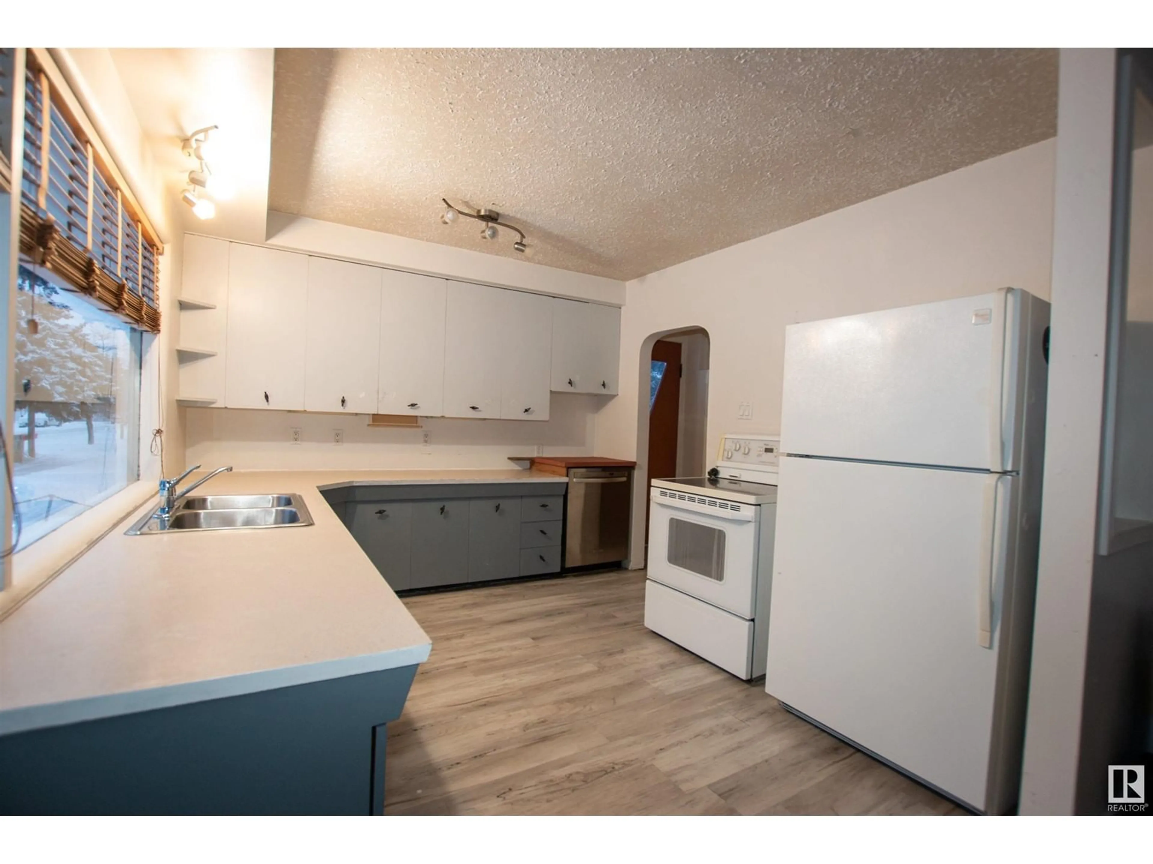 Standard kitchen, unknown for 9909 101 ST, Morinville Alberta T8R1G2