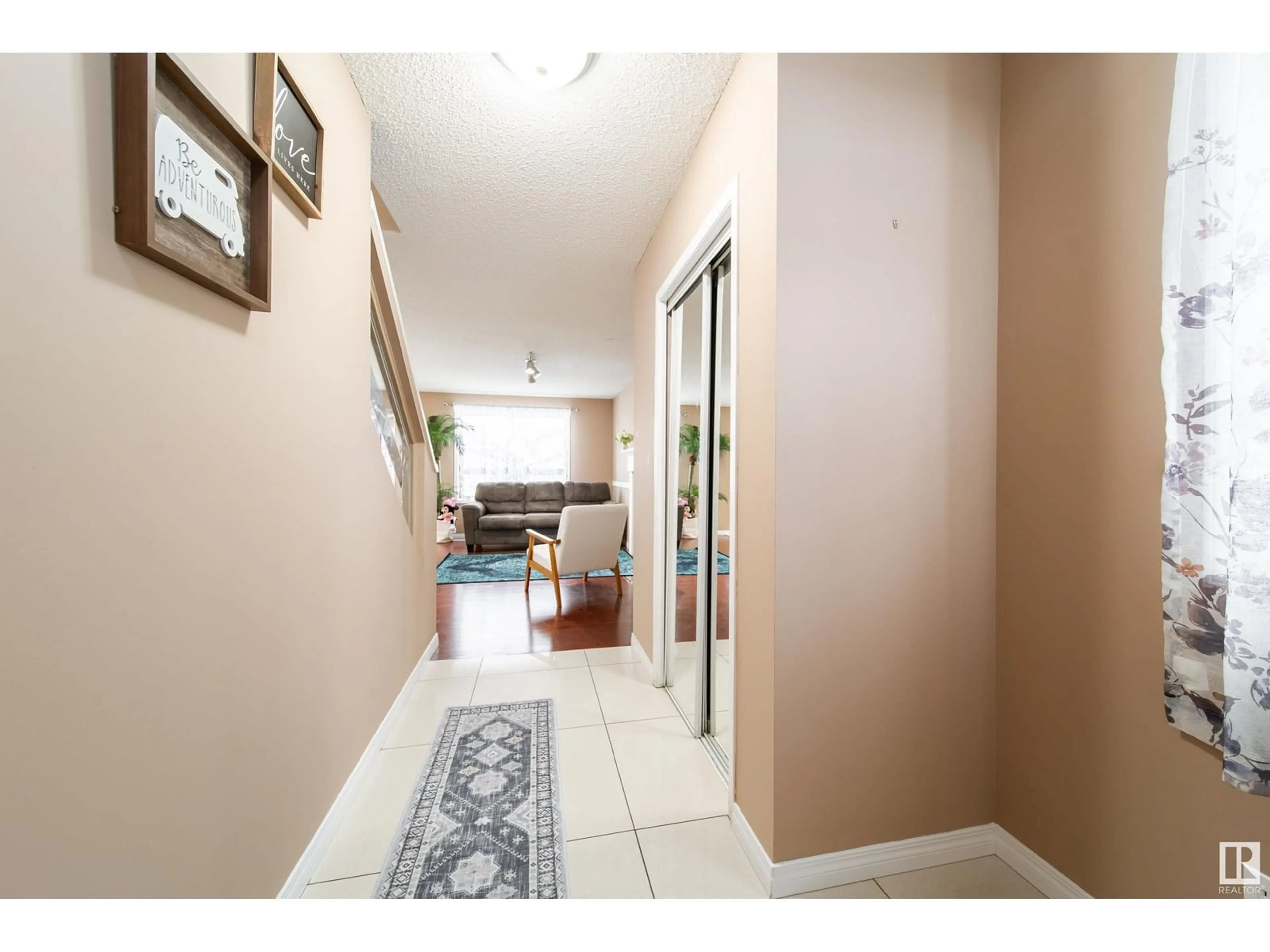 Indoor foyer for 13035 35 ST NW, Edmonton Alberta T5A5C8