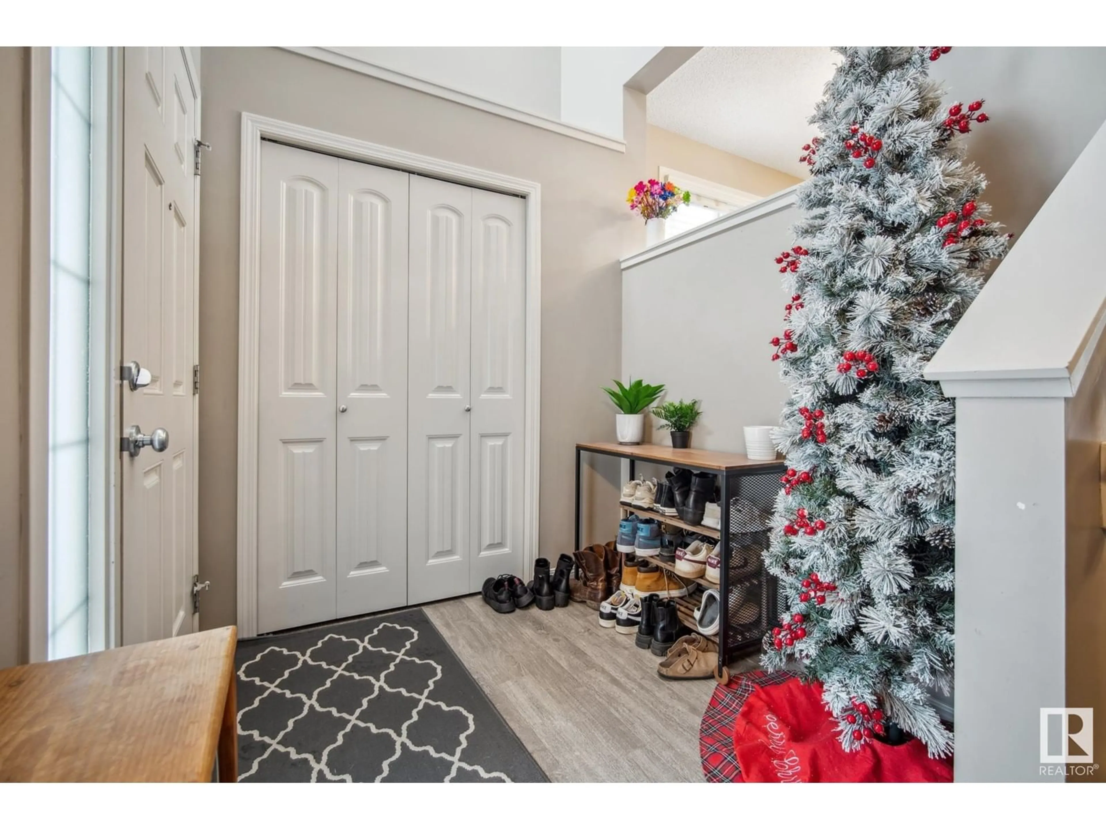 Indoor entryway for 80 MEADOWLAND CR, Spruce Grove Alberta T7X0P9