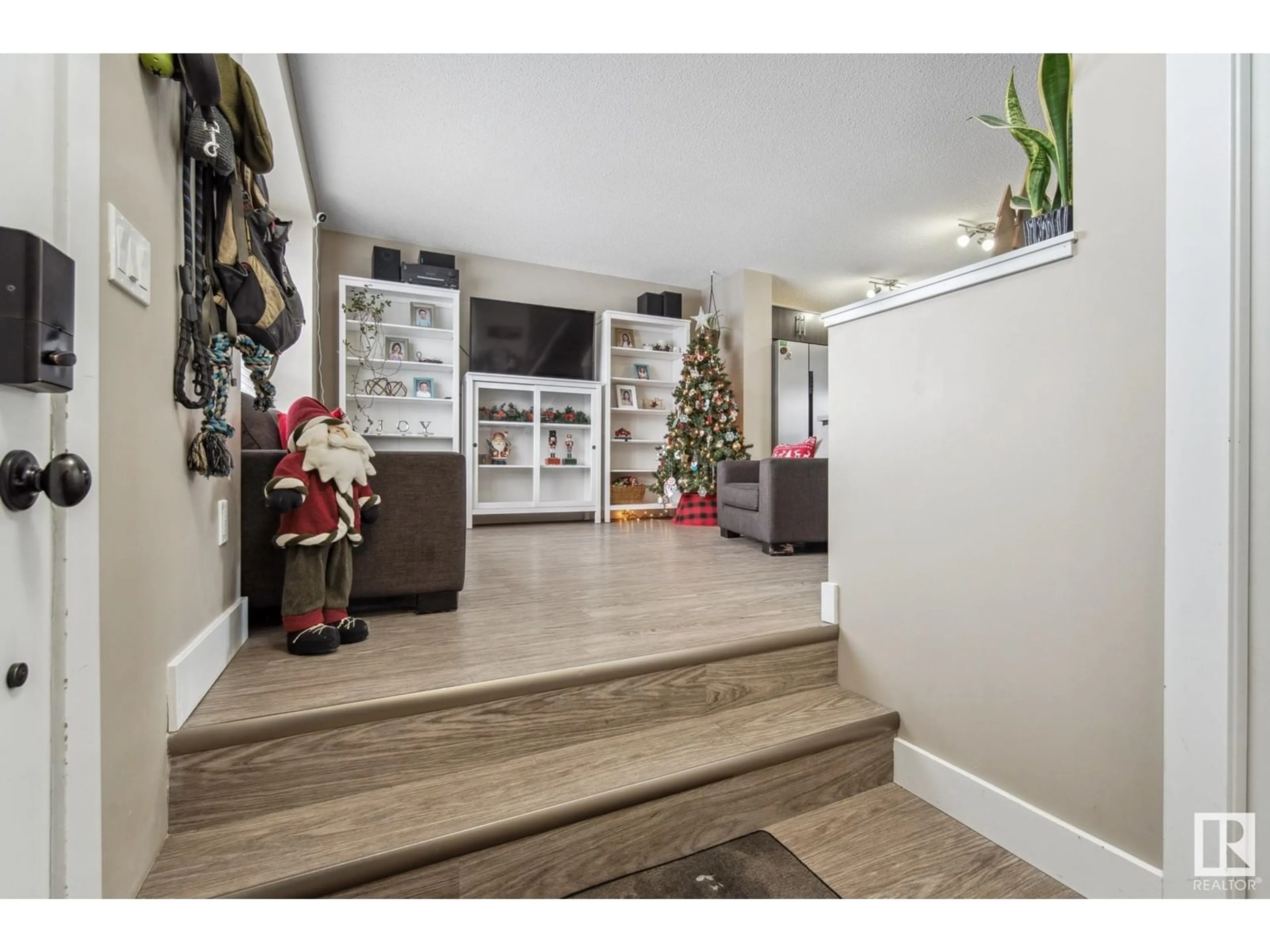 Indoor entryway for 184 SOUTHFORK DR, Leduc Alberta T9E1G4