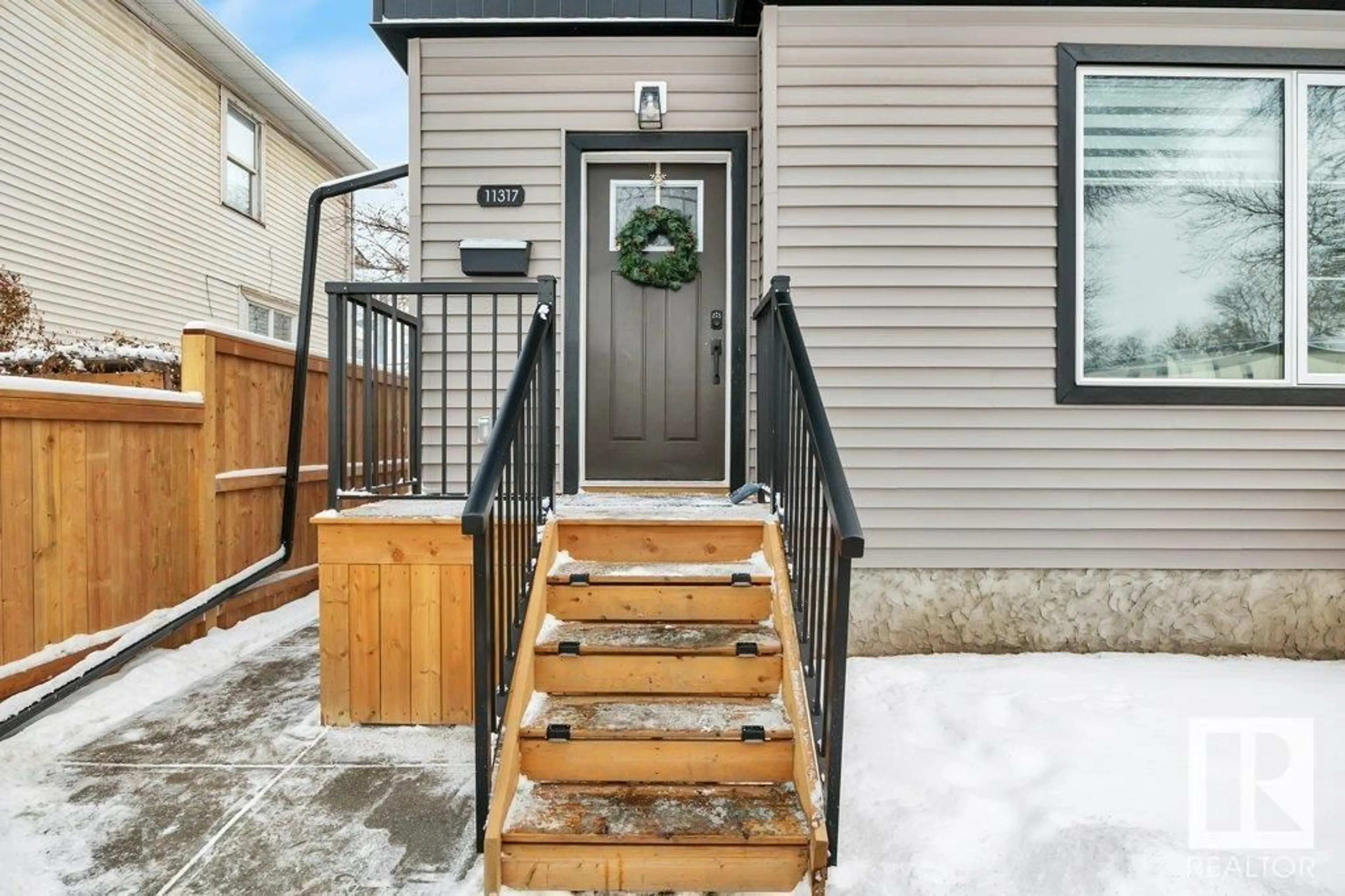 Indoor entryway for 11317 95A ST NW, Edmonton Alberta T5G1P2