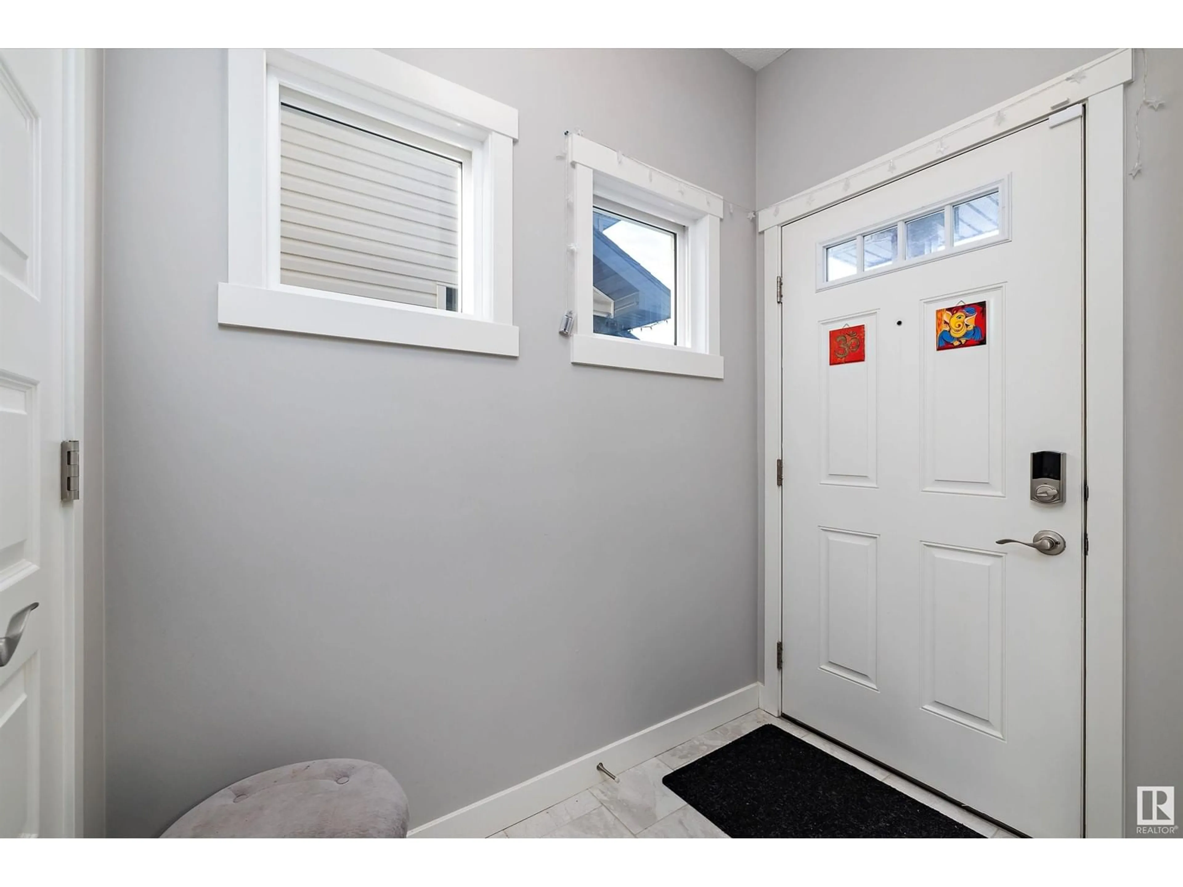 Indoor entryway for 20733 99A AV NW NW, Edmonton Alberta T5T7G4