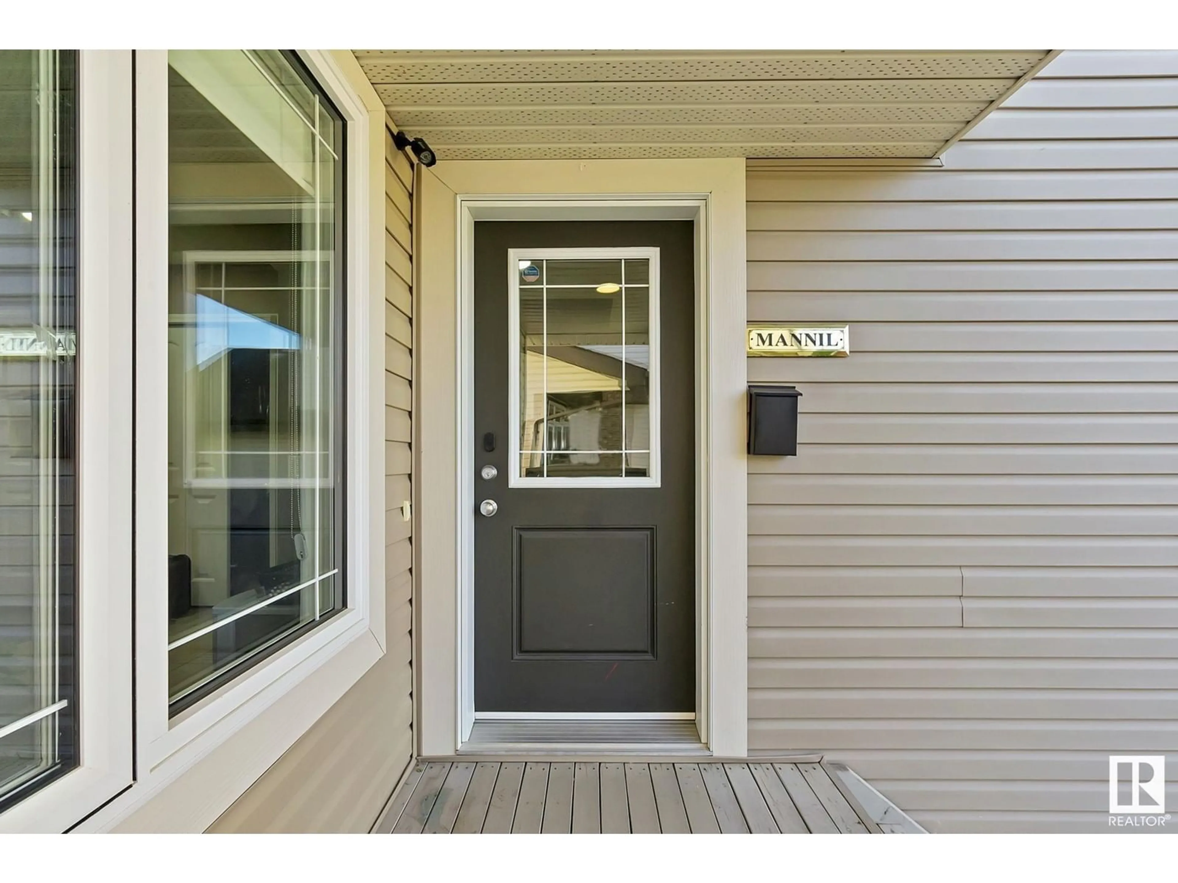 Indoor entryway for 7193 CARDINAL WY SW, Edmonton Alberta T6W2Y5