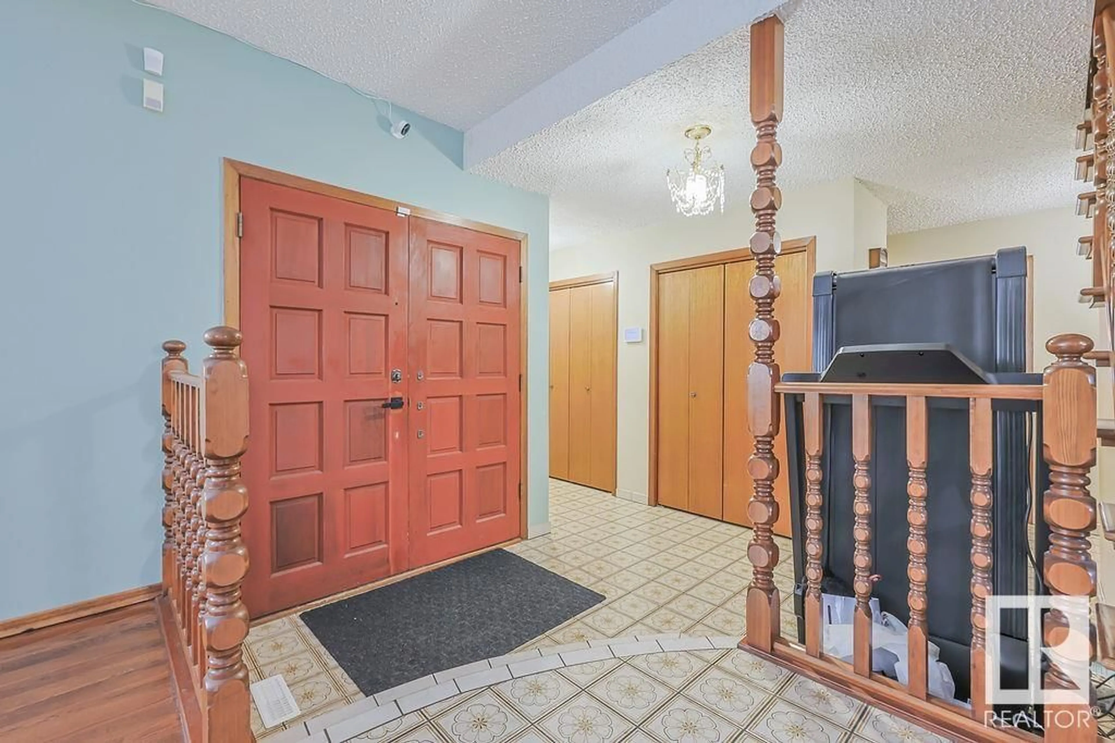 Indoor foyer for 8416 150 AV NW, Edmonton Alberta T5E6E1