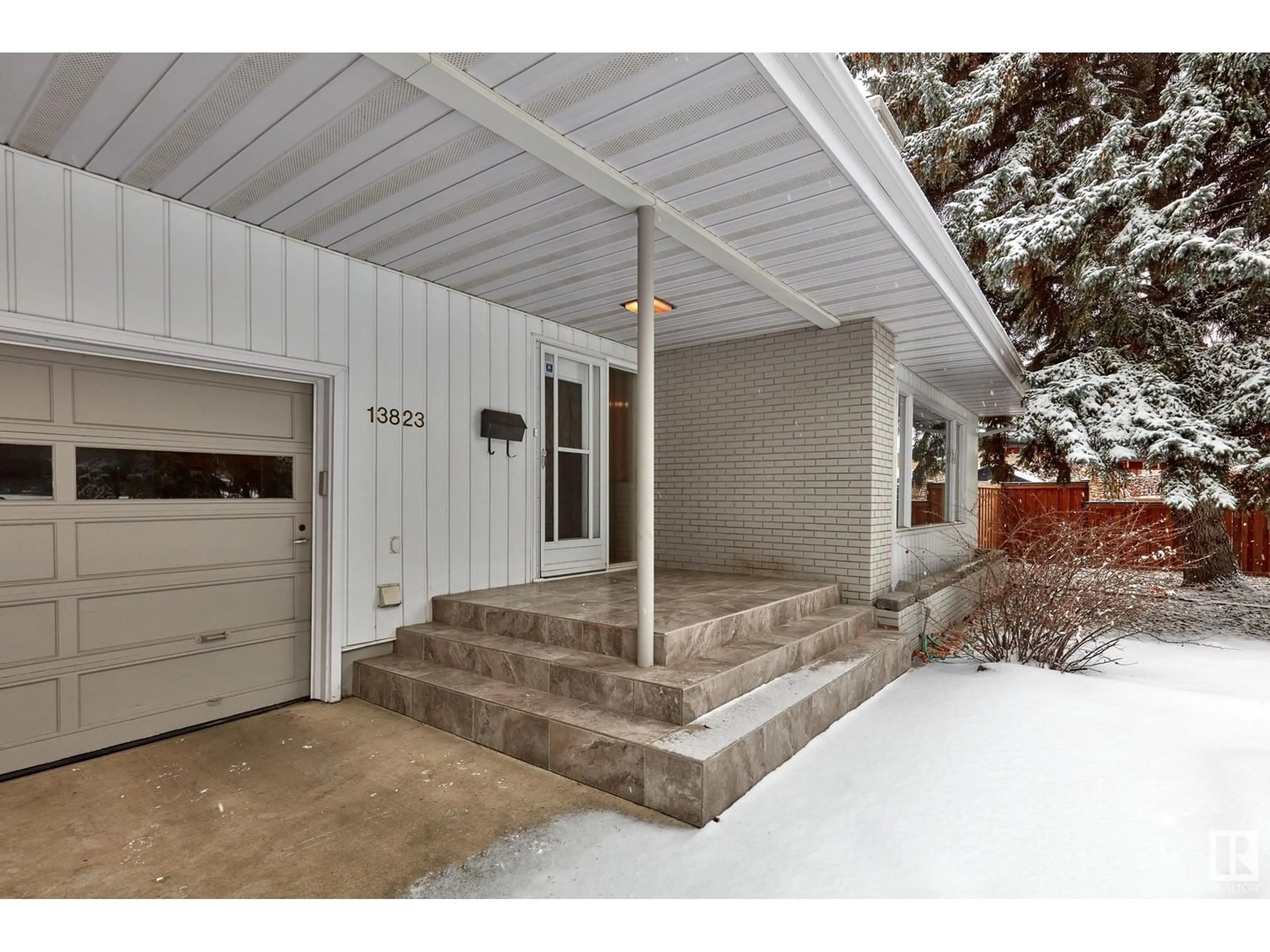 Indoor entryway for 13823 90 AV NW, Edmonton Alberta T5R4T3