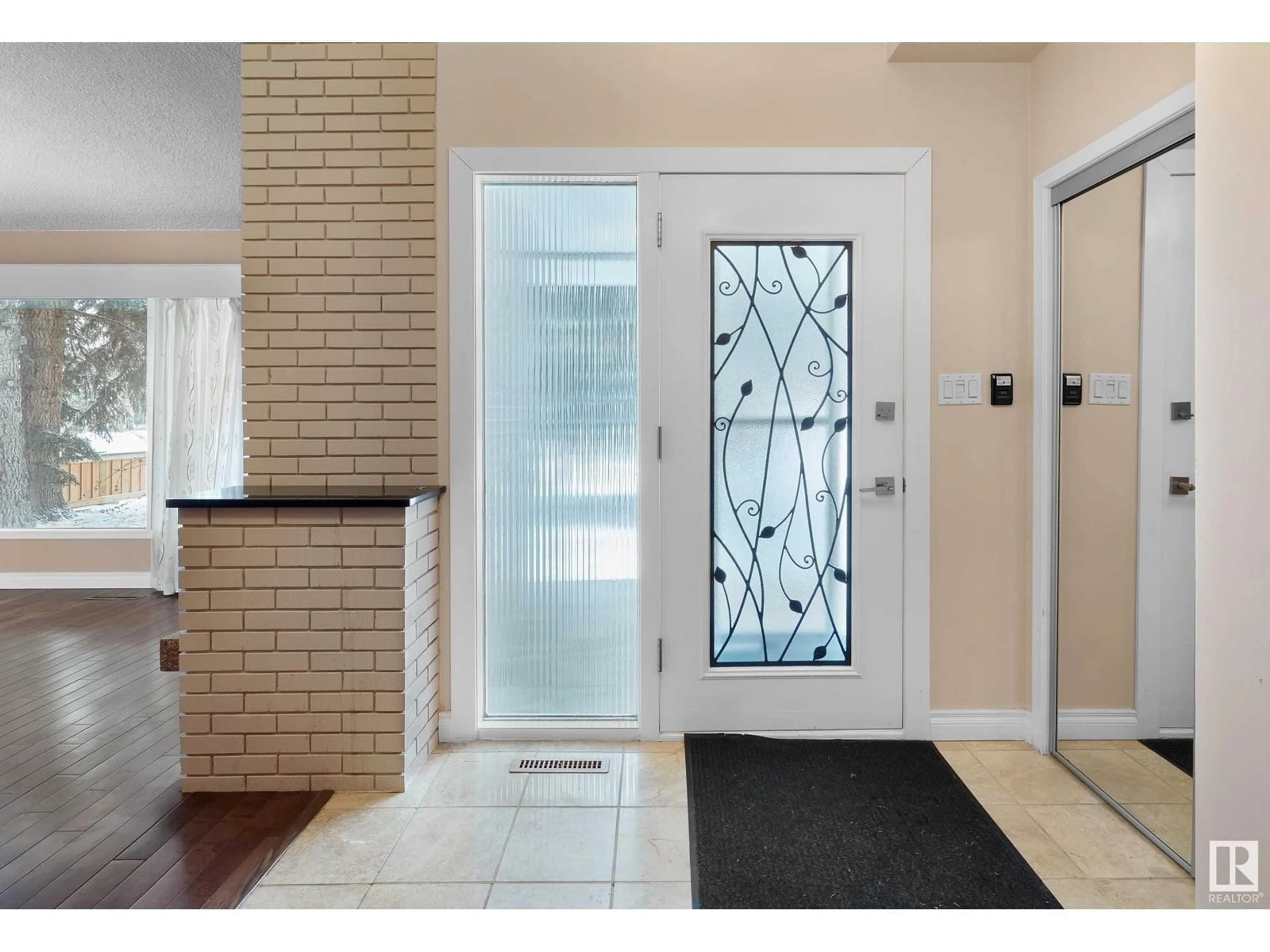 Indoor entryway for 13823 90 AV NW, Edmonton Alberta T5R4T3