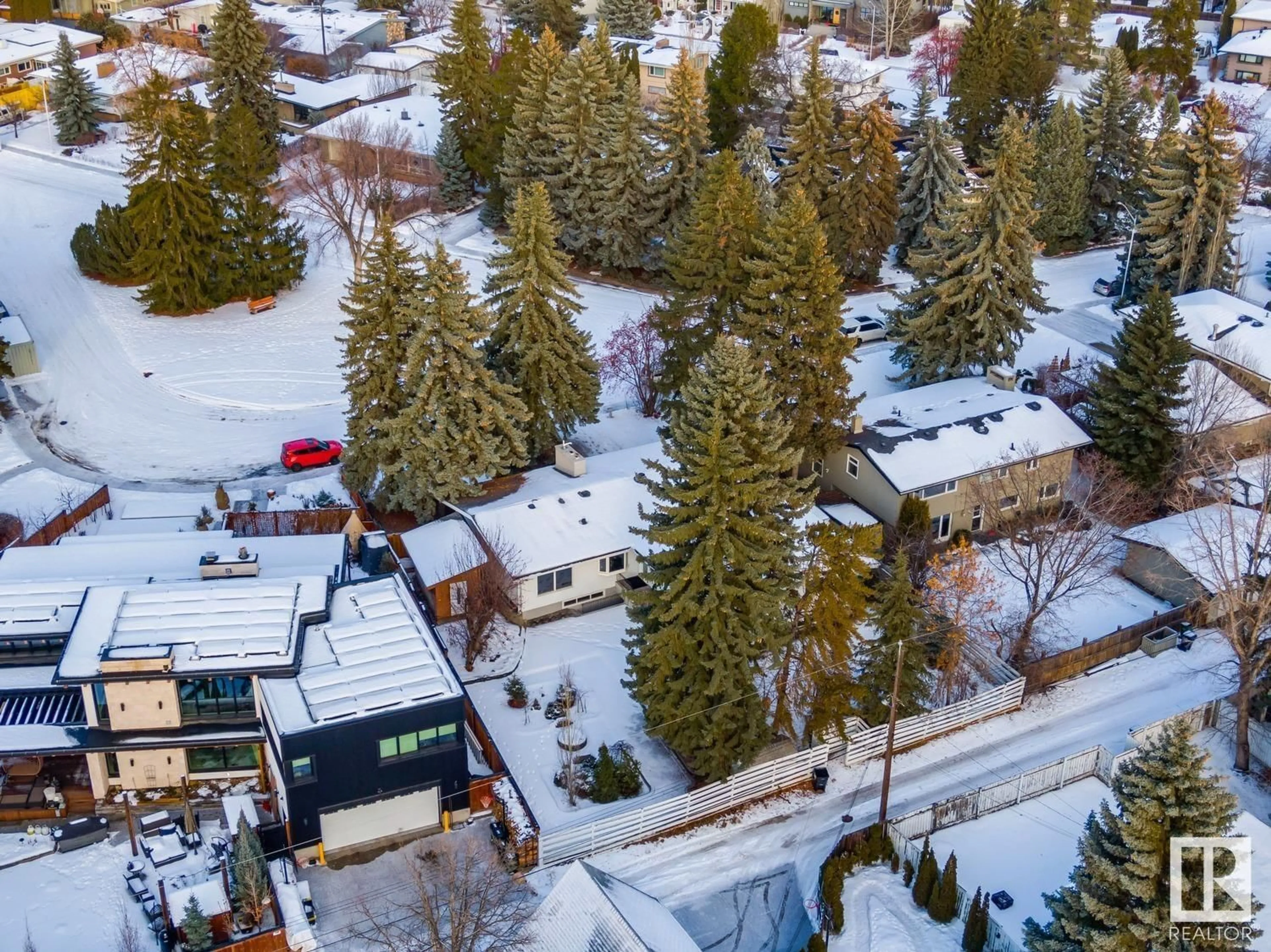 A pic from outside/outdoor area/front of a property/back of a property/a pic from drone, street for 13823 90 AV NW, Edmonton Alberta T5R4T3