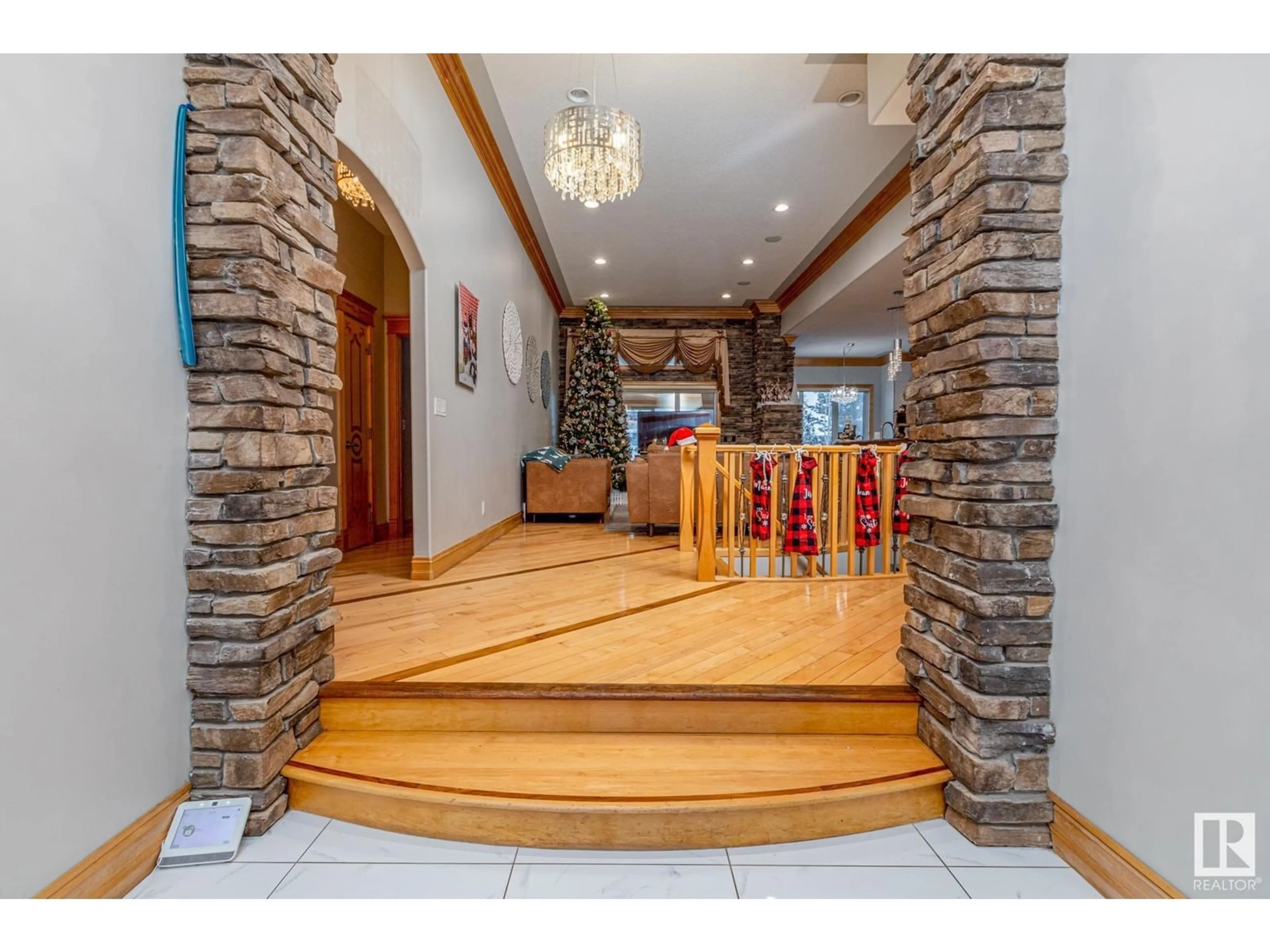 Indoor foyer for 264 KINGSWOOD BV, St. Albert Alberta T8N1B9