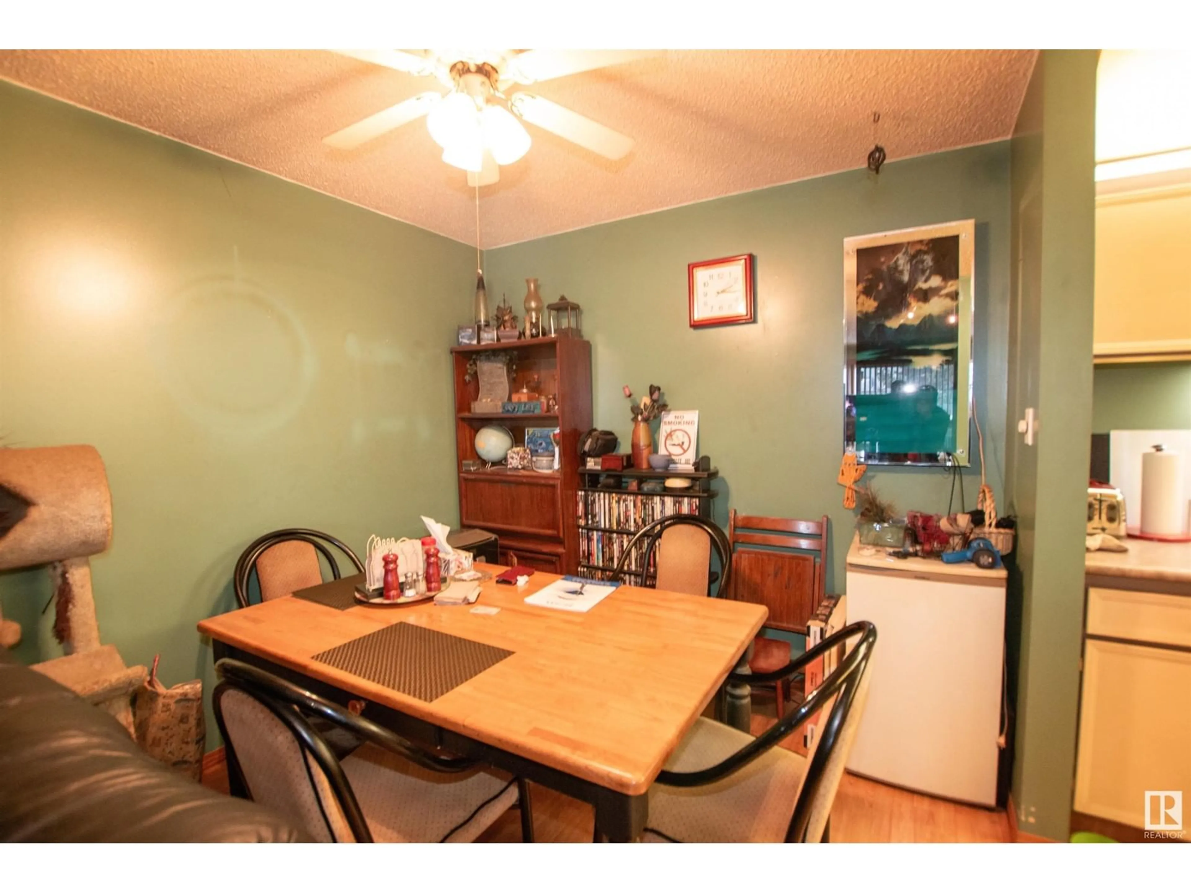 Dining room, wood/laminate floor for 9251 172 ST NW, Edmonton Alberta T5T3G2