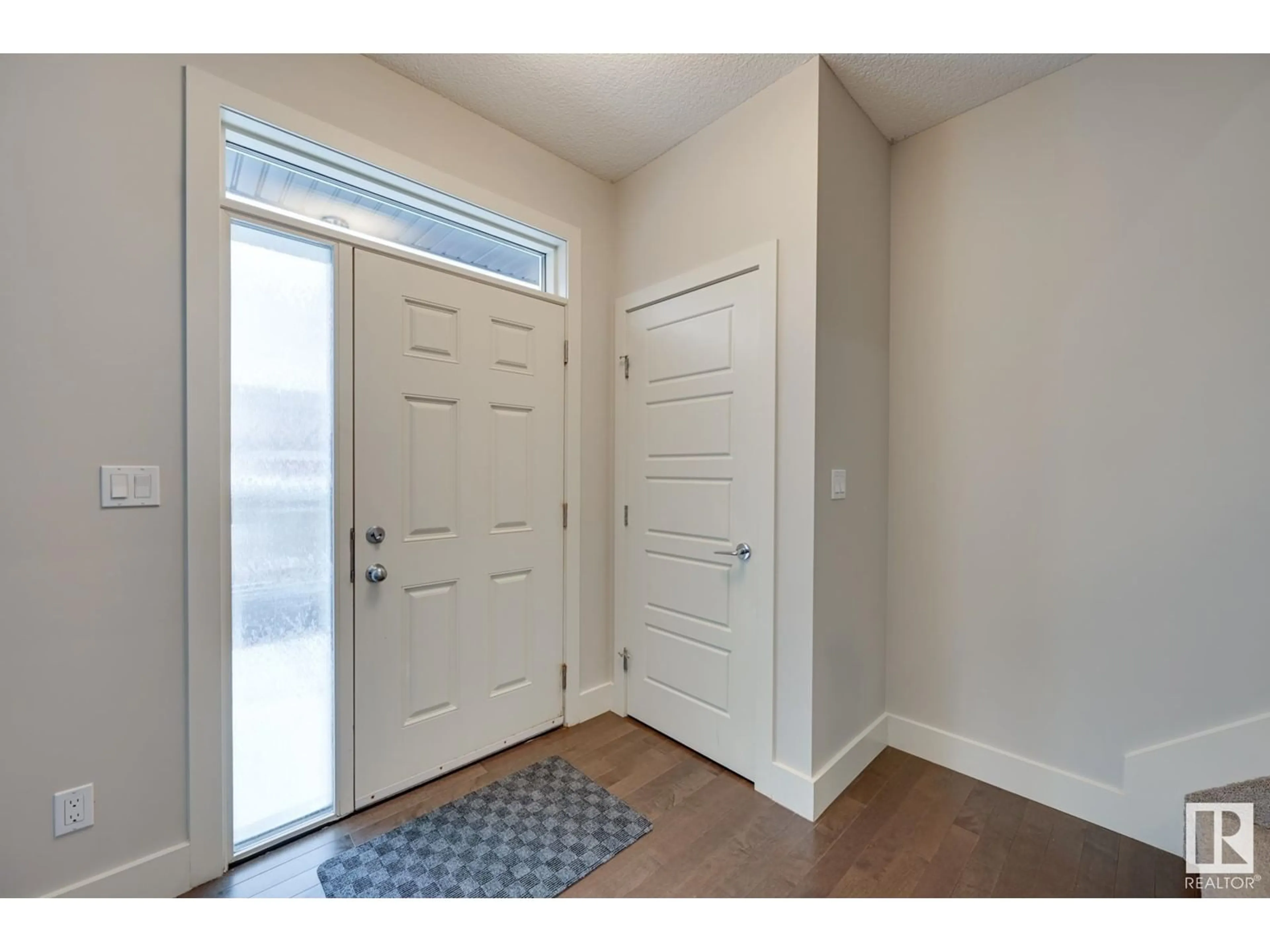 Indoor entryway for 7506 MAY CM NW, Edmonton Alberta T6R0G9