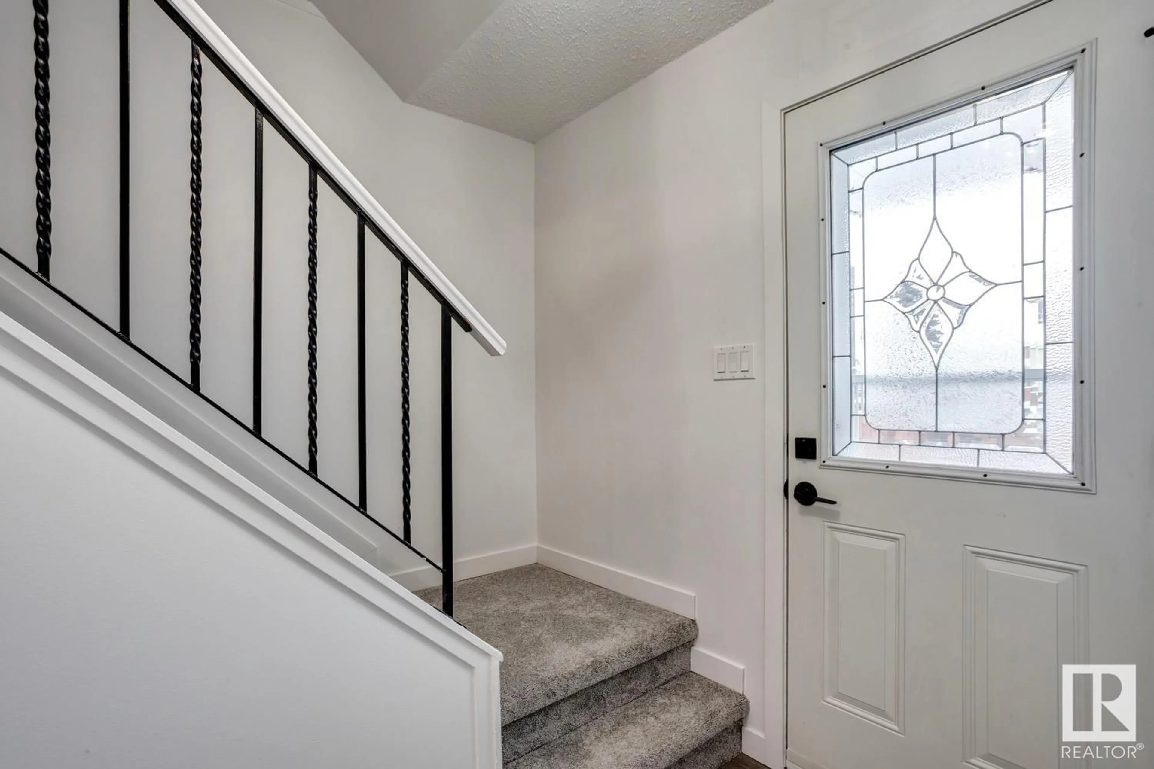 Indoor entryway for 133 PRIMROSE GARDENS GD NW, Edmonton Alberta T5T0R1