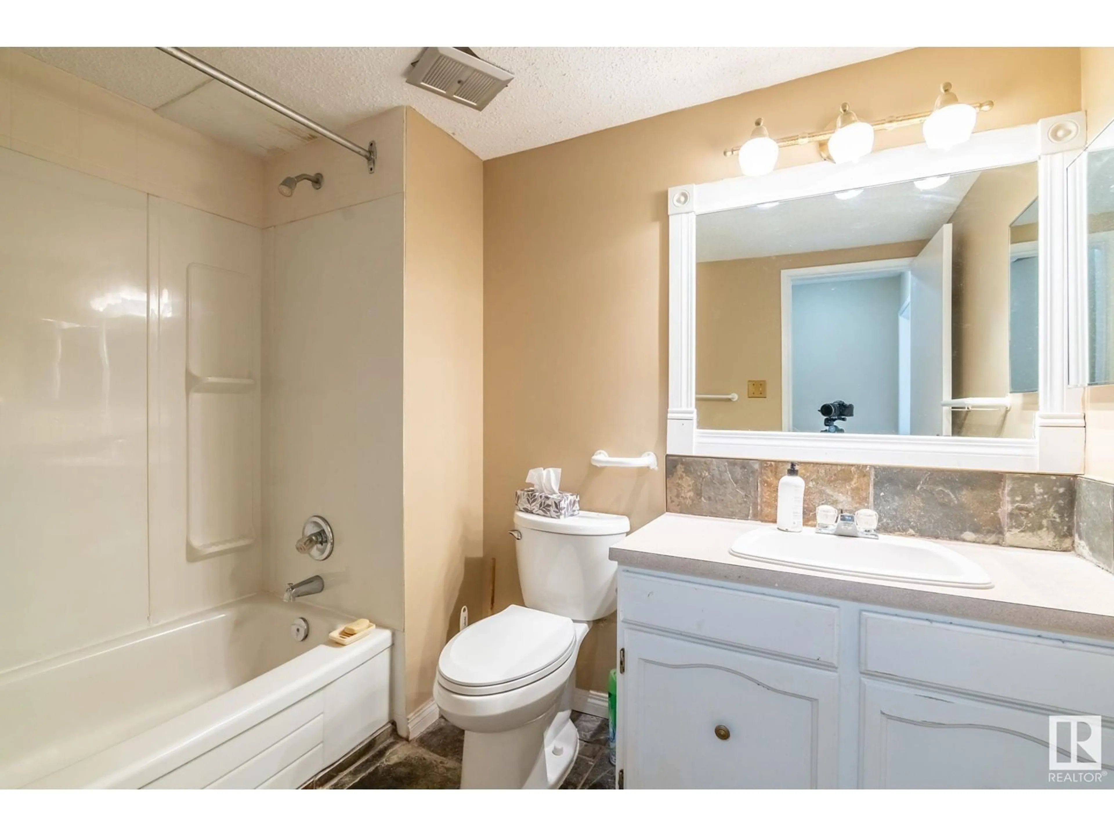 Standard bathroom, ceramic/tile floor for 11131 130 ST NW, Edmonton Alberta T5M0Z9