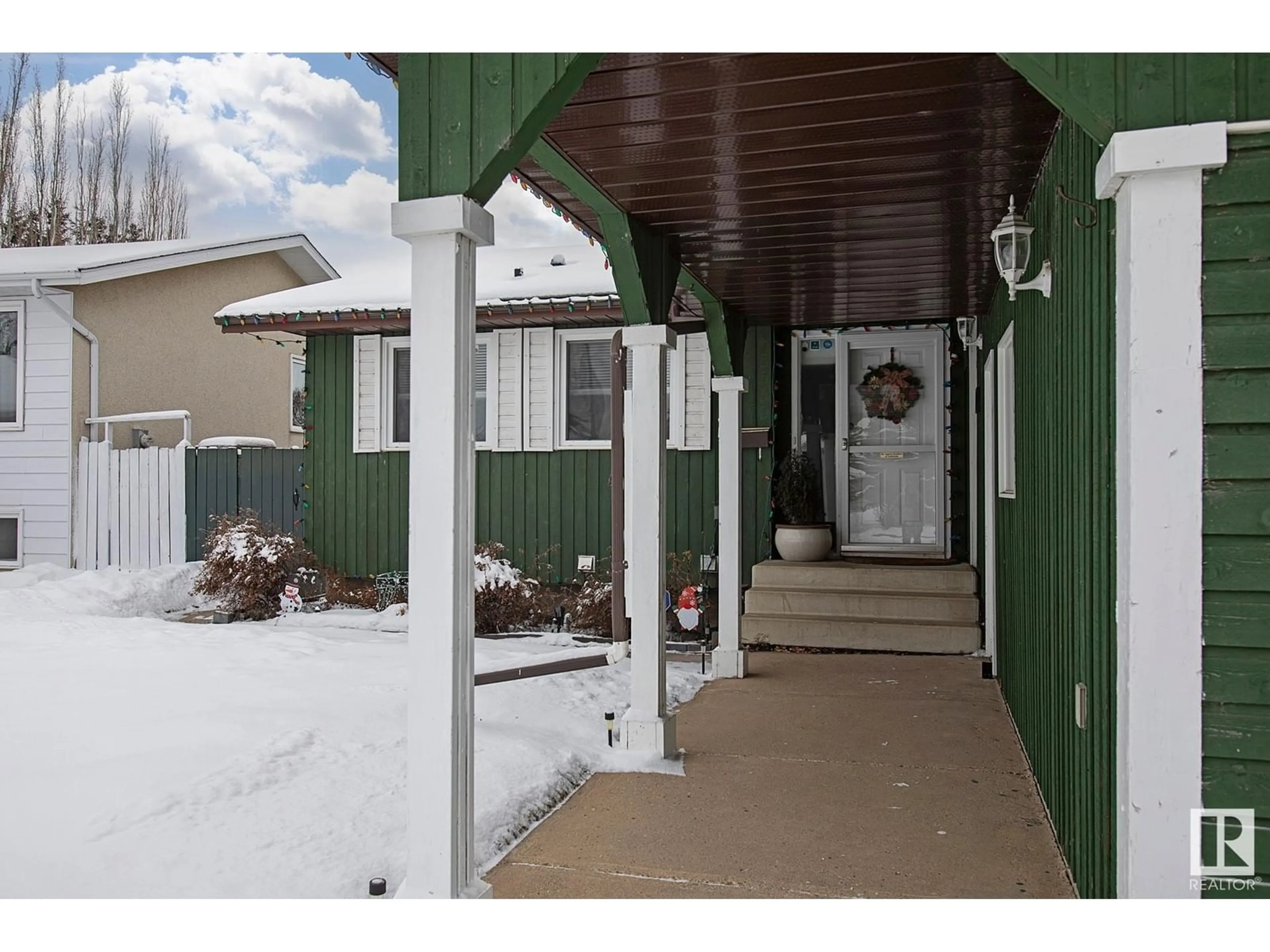 Indoor foyer for 3539 13 AV NW, Edmonton Alberta T6L2M1